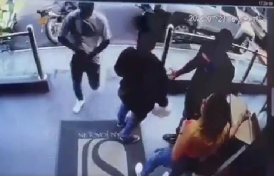 Video: escolta asesinó a fletero que pretendía robar a una mujer en Medellín
