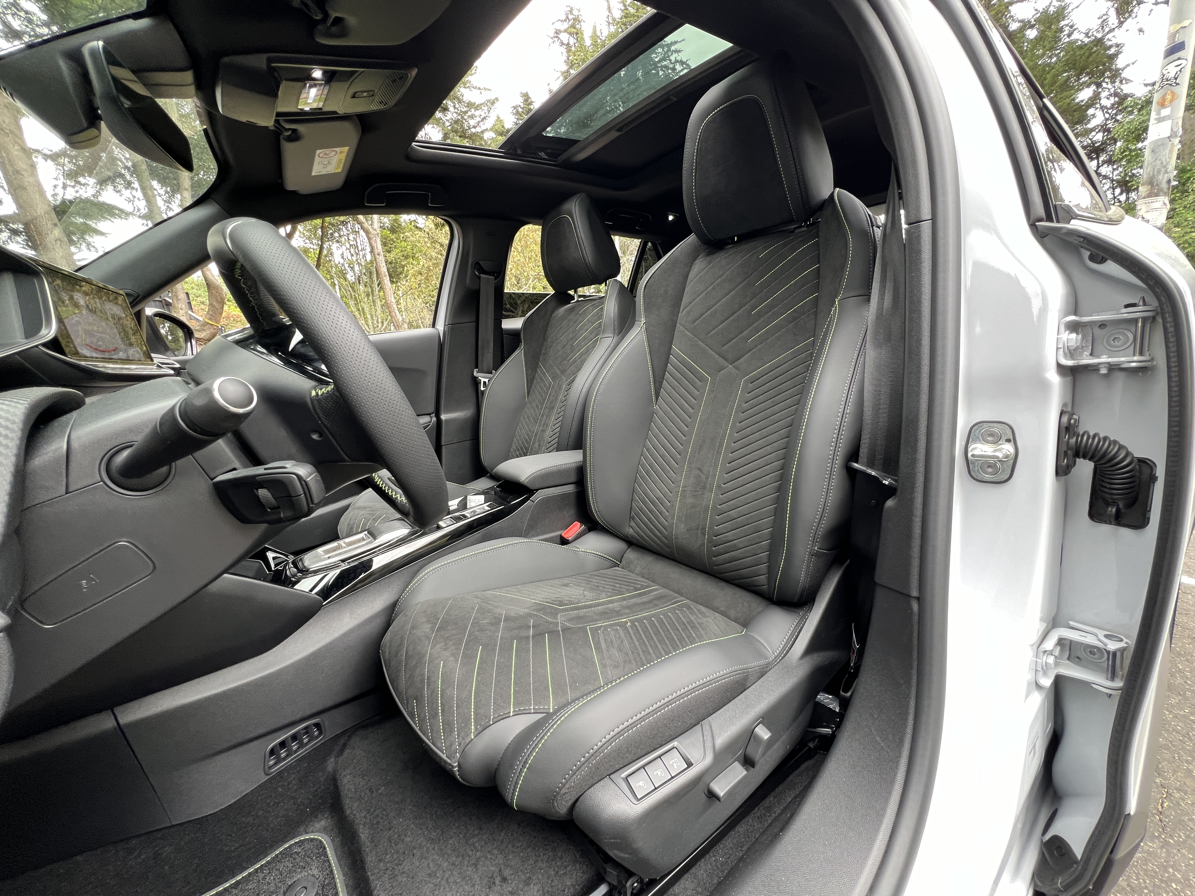 La tapicería es en alcántara, además, el Peugeot E-2008 ofrece cale-facción en sus asientos delanteros.