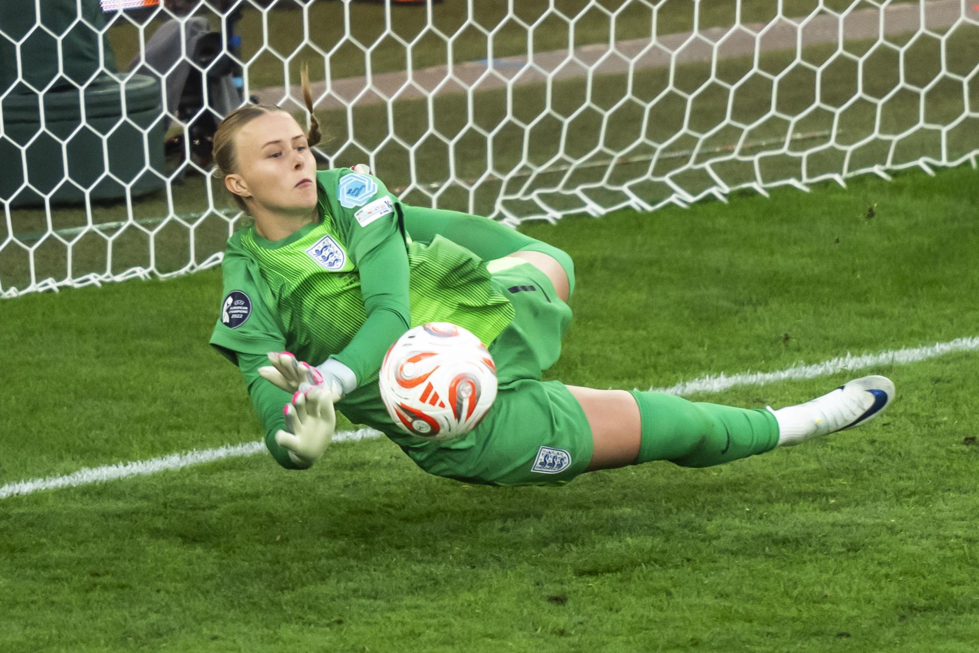 La portera de Inglaterra que desafía una condición visual en la Eurocopa 2025