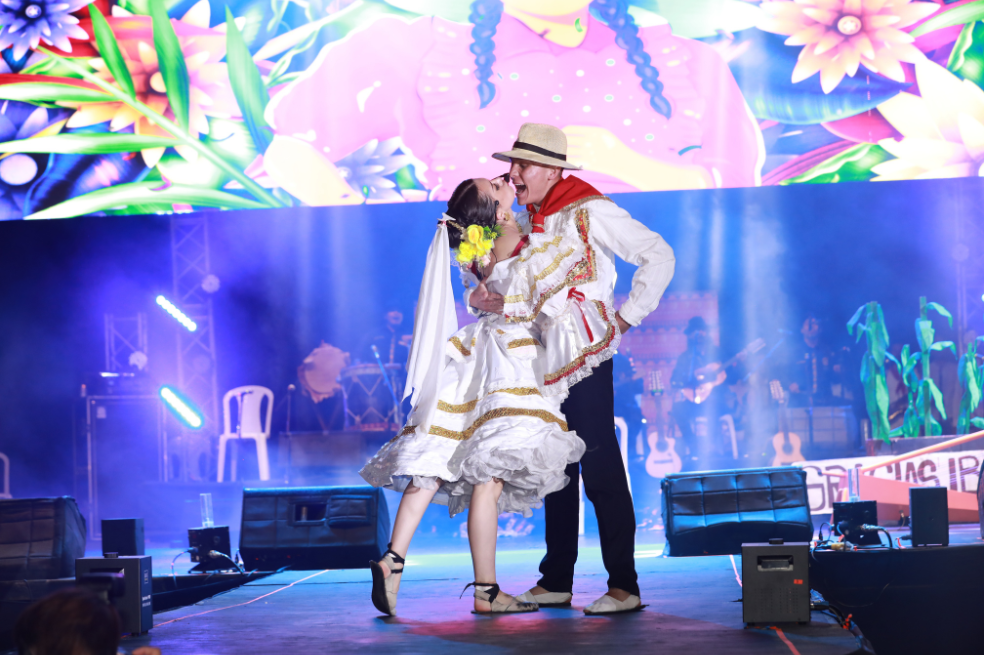 Las 5 finalistas realizaron una última muestra cultural antes de la coronación. En la foto, la Señorita Cundinamarca y su compañero de baile