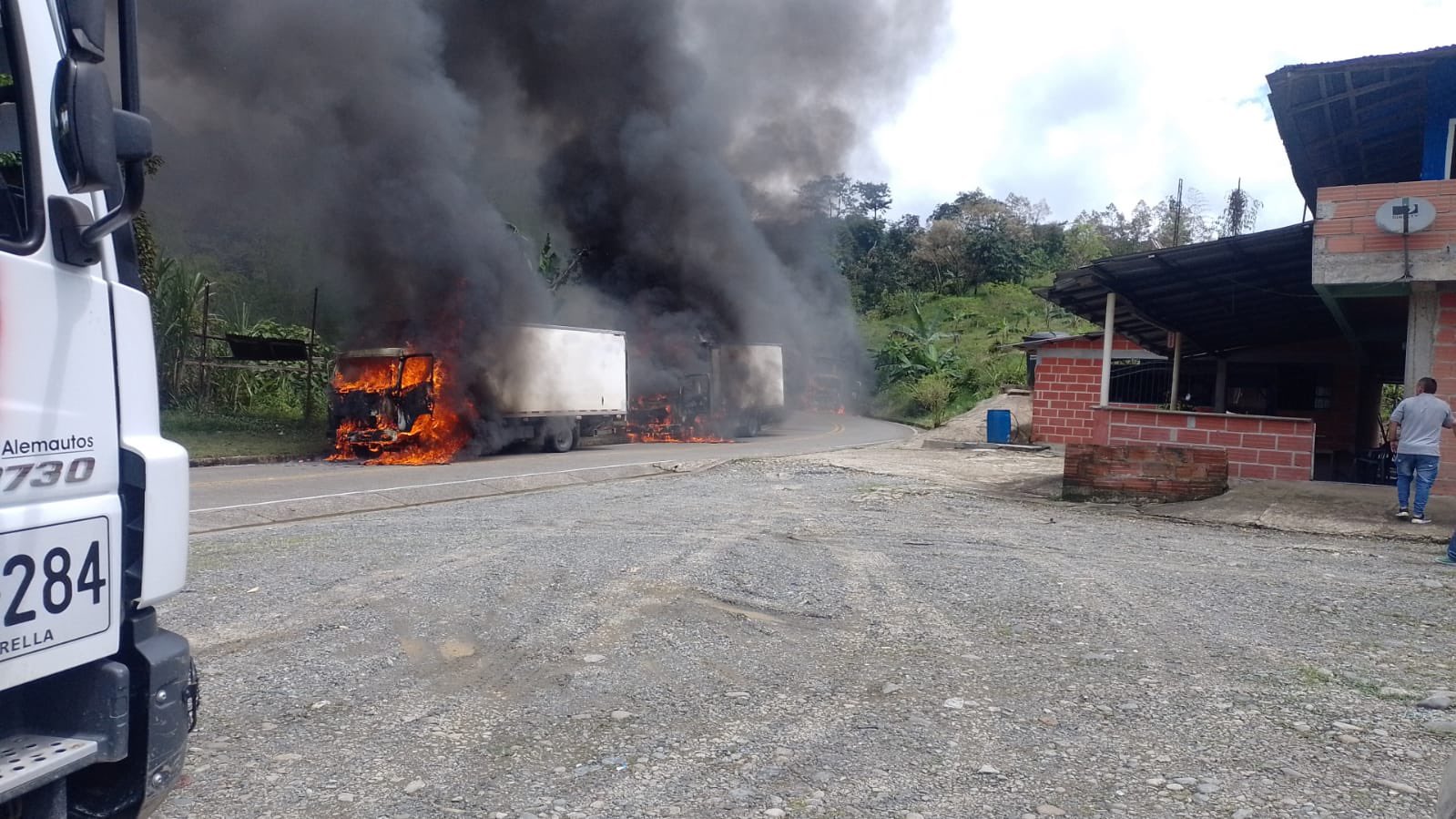 Tras finalizar el paro armado, ELN quemó tres camiones en la vía Chocó – Medellín