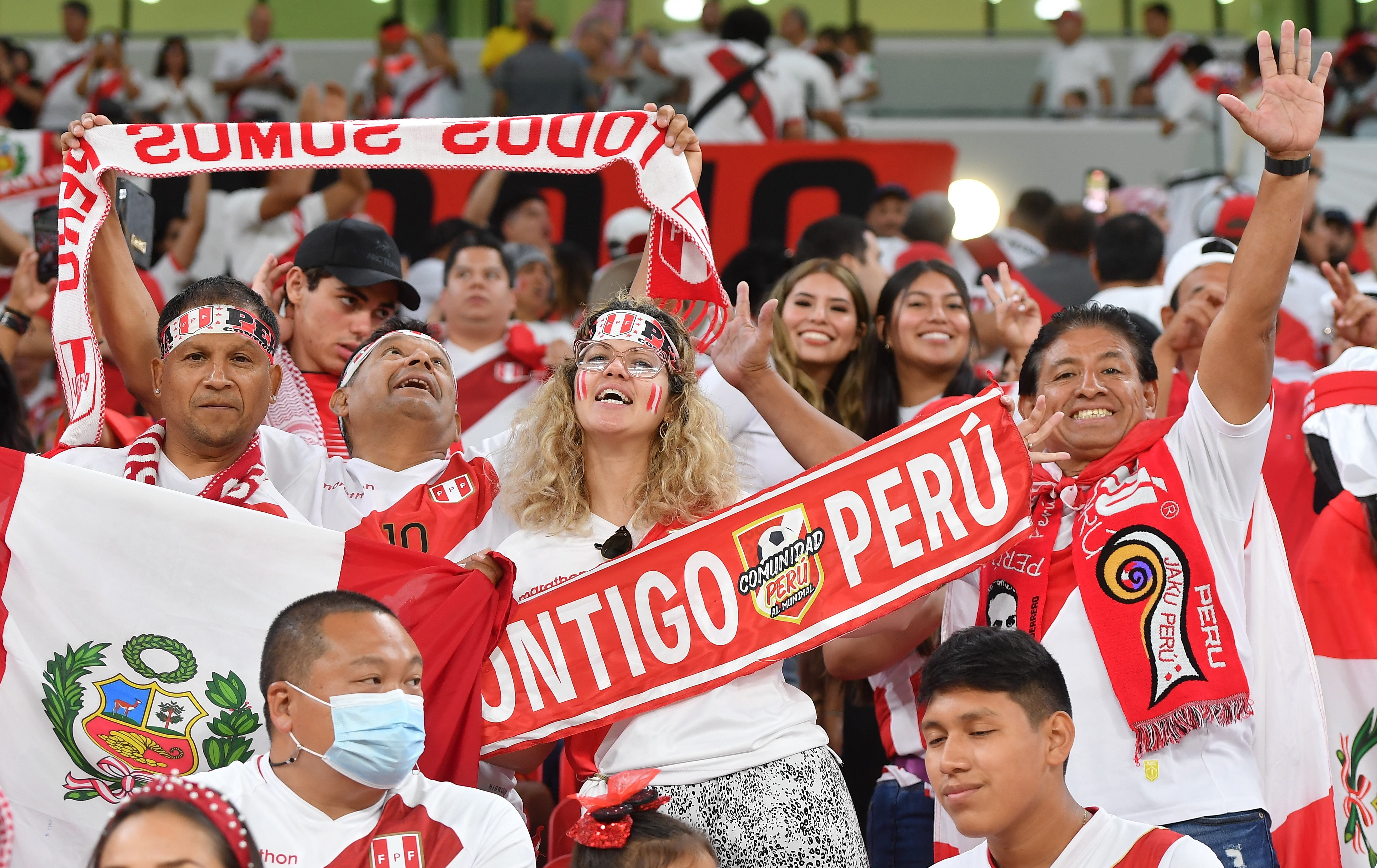 Al Rayyan (Qatar), 13/06/2022.- Supporters of Peru cheer before the FIFA World Cup 2022 Intercontinental playoff qualifying soccer match between Australia and Peru in Al Rayyan, Qatar, 13 June 2022. (Mundial de Fútbol, Catar) EFE/EPA/Noushad Thekkayil