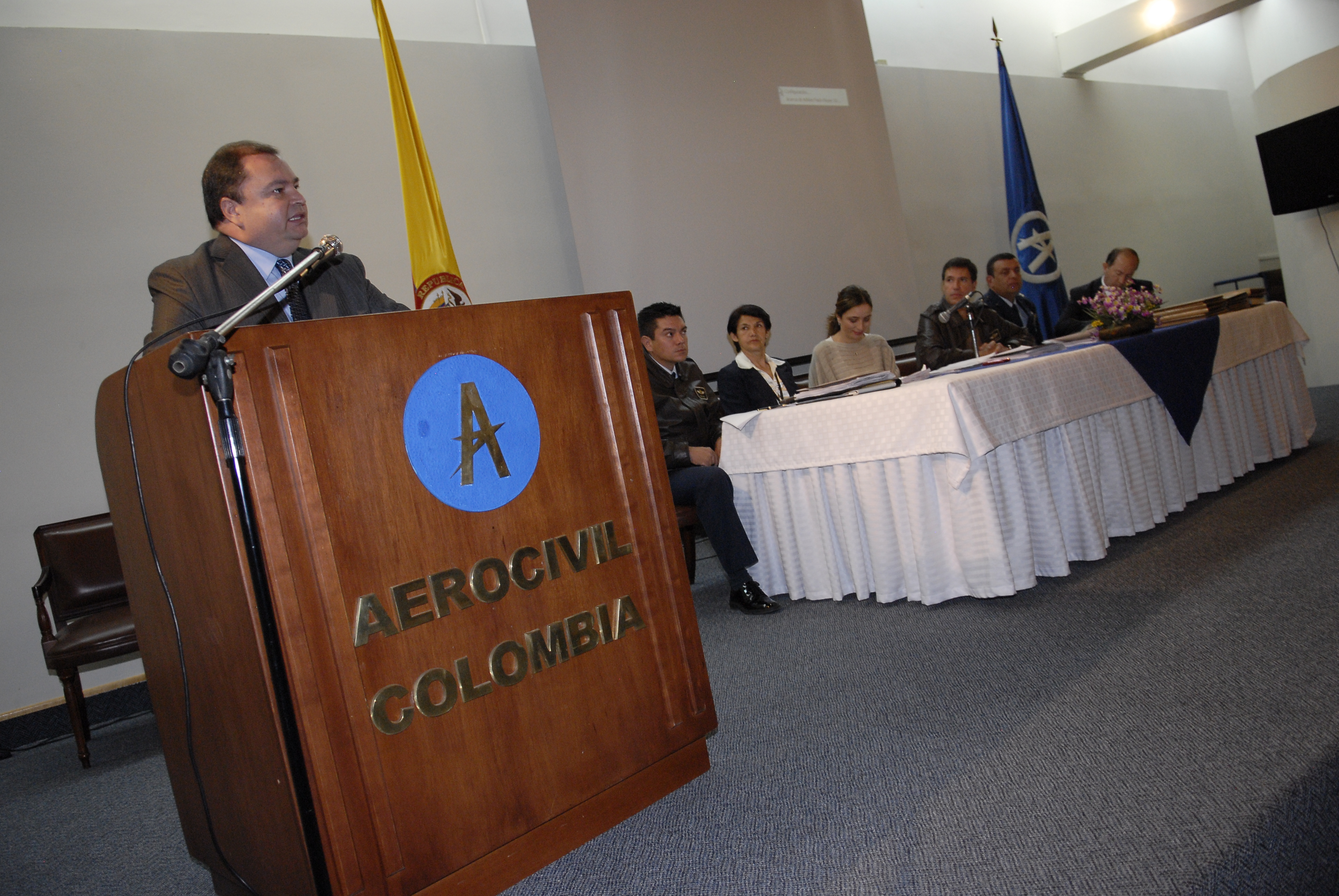 Aeronáutica Civil compró 34 sillas ergonómicas y cada una valió $13 millones