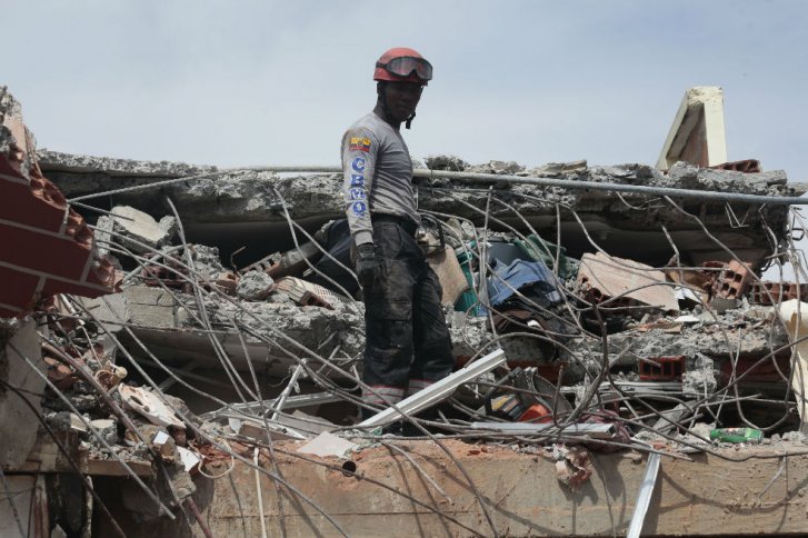 Ecuador aprueba aumento temporal del IVA para enfrentar efectos del terremoto