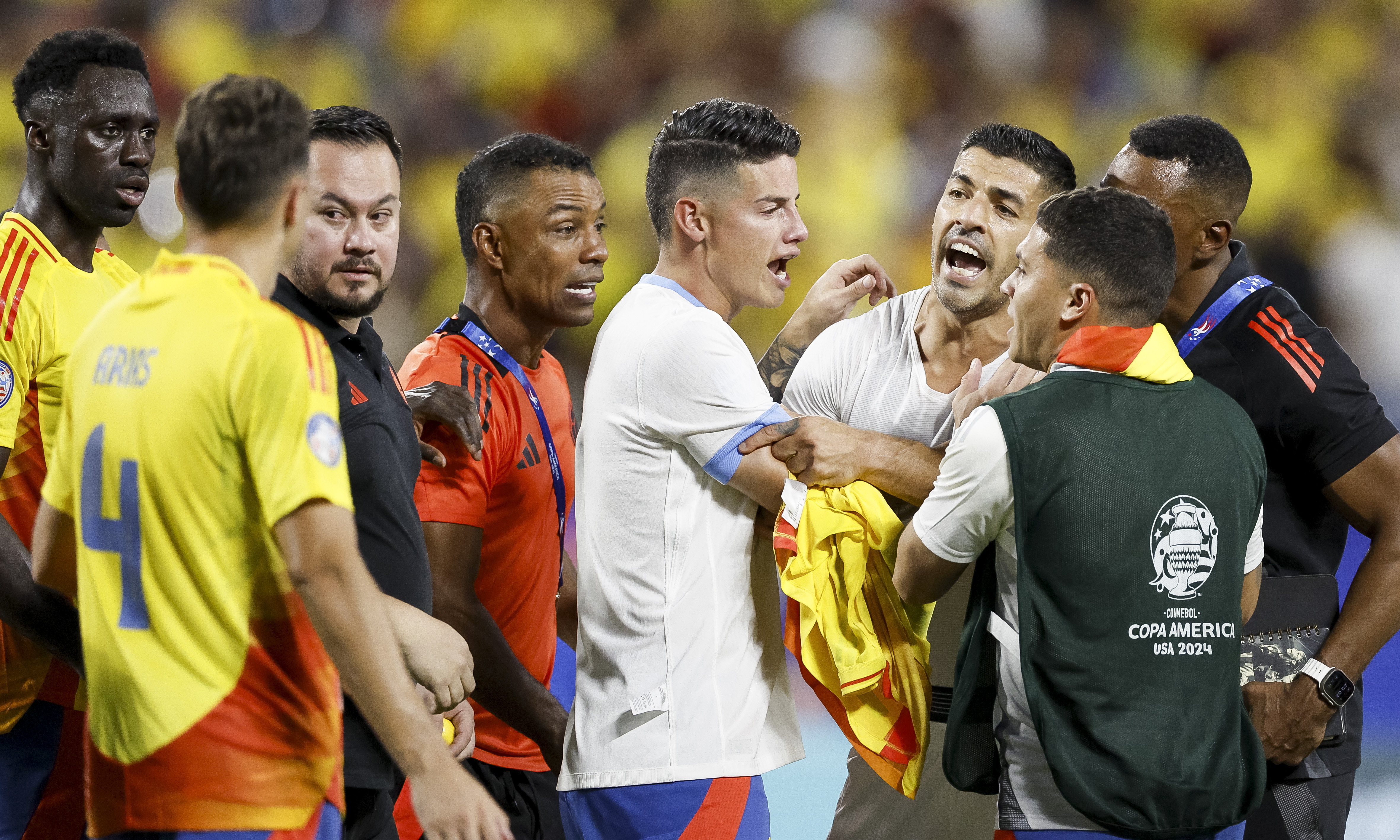 Charlotte (United States), 11/07/2024.- Uruguay's Luis Suarez (3-R) argues with members of the Colombia team including Santiago Arias (2-L) and James Rodriguez (4-R) after the CONMEBOL Copa America 2024 semi-finals match between Uruguay and Colombia in Charlotte, North Carolina, USA, 10 July 2024. EFE/EPA/ERIK S. LESSER