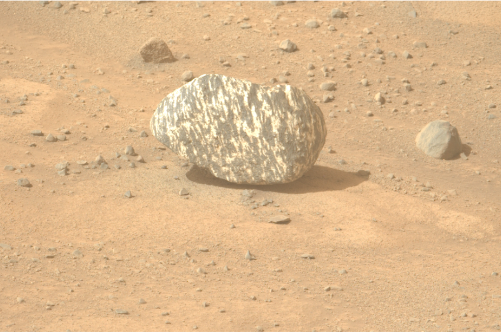 La intrigante “roca cebra” que la NASA observó en Marte: “es algo insólito”
