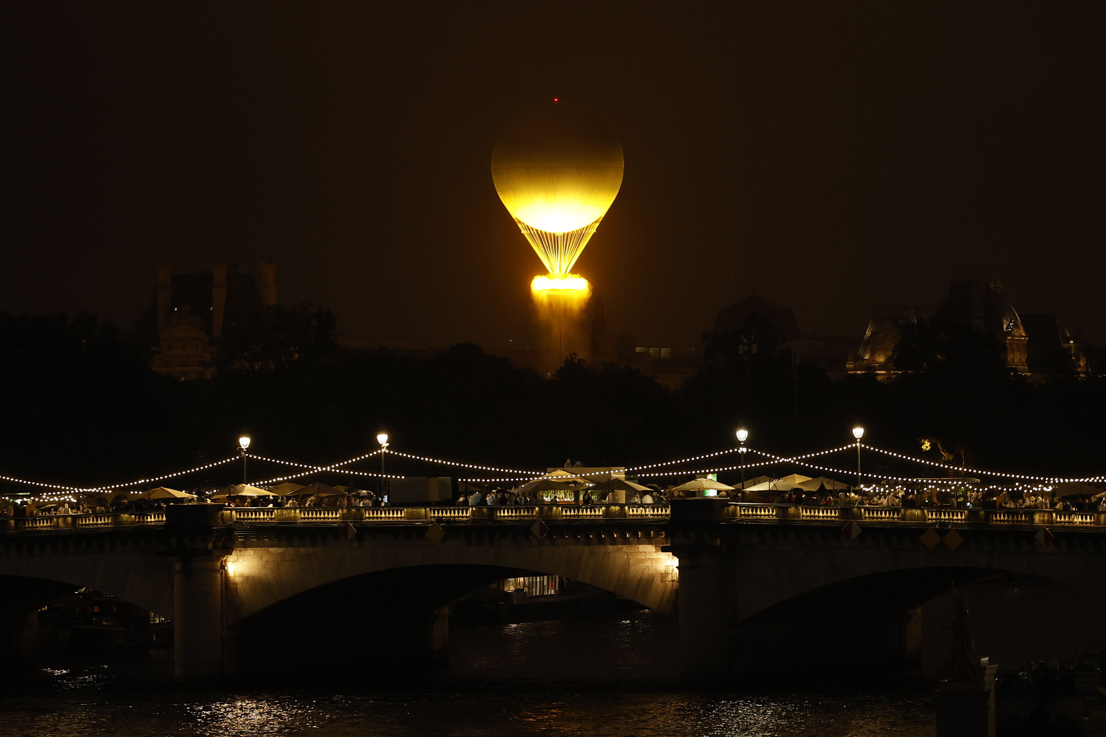 Paris (France), 26/07/2024.- A hot air balloon lifts the cauldron during the Opening Ceremony of the Paris 2024 Olympic Games, in Paris, France, 26 July 2024. (Francia) EFE/EPA/YOAN VALAT
