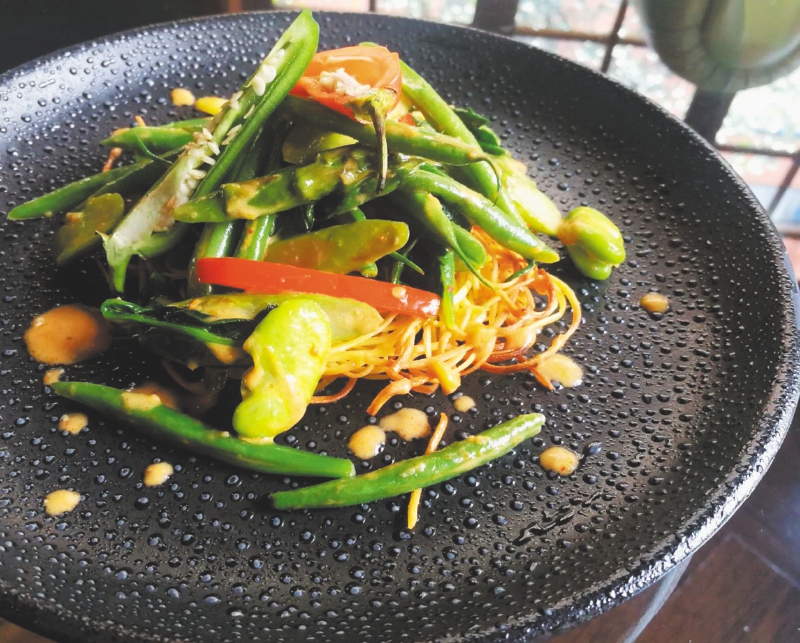 Receta para preparar noodles fritos y curry thai de vegetales