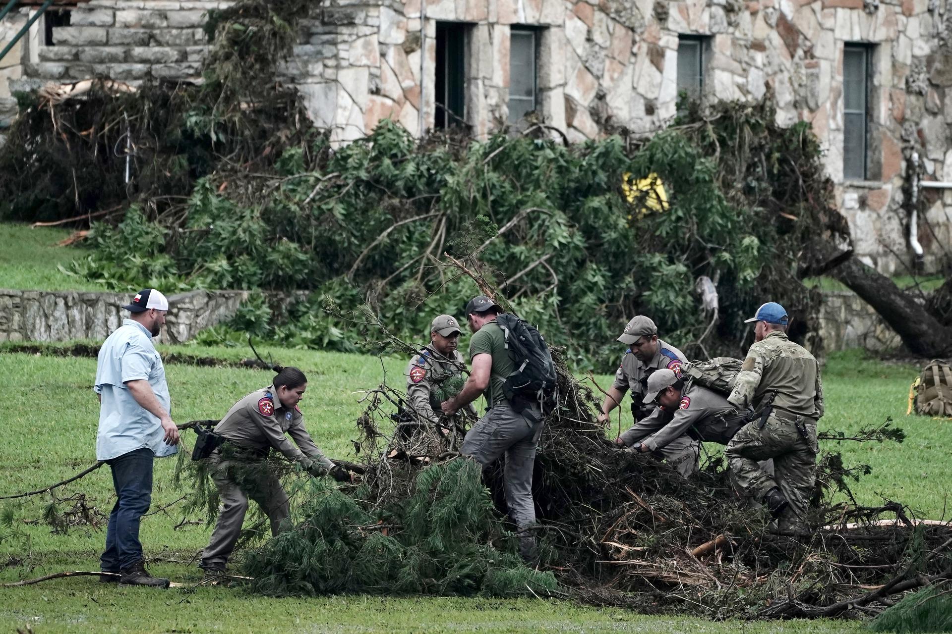 KERRVILLE (United States), 06/07/2025.- Emergency personnel search through vegetation and debris at Camp Mystic in Kerr Couny, Texas, USA, 06 July 2025. At least 59 people have been killed after floodwaters swept through a summer camp and nearby homes on early 04 July. (Inundaciones) EFE/EPA/DUSTIN SAFRANEK