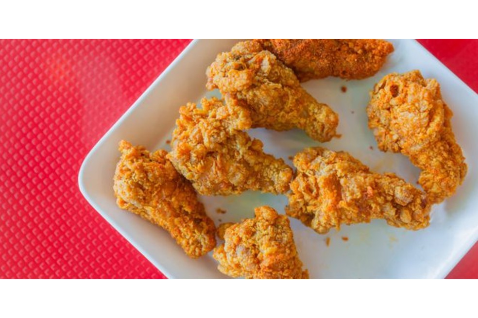 Autorizan por primera vez la venta de carne de pollo elaborada en laboratorio