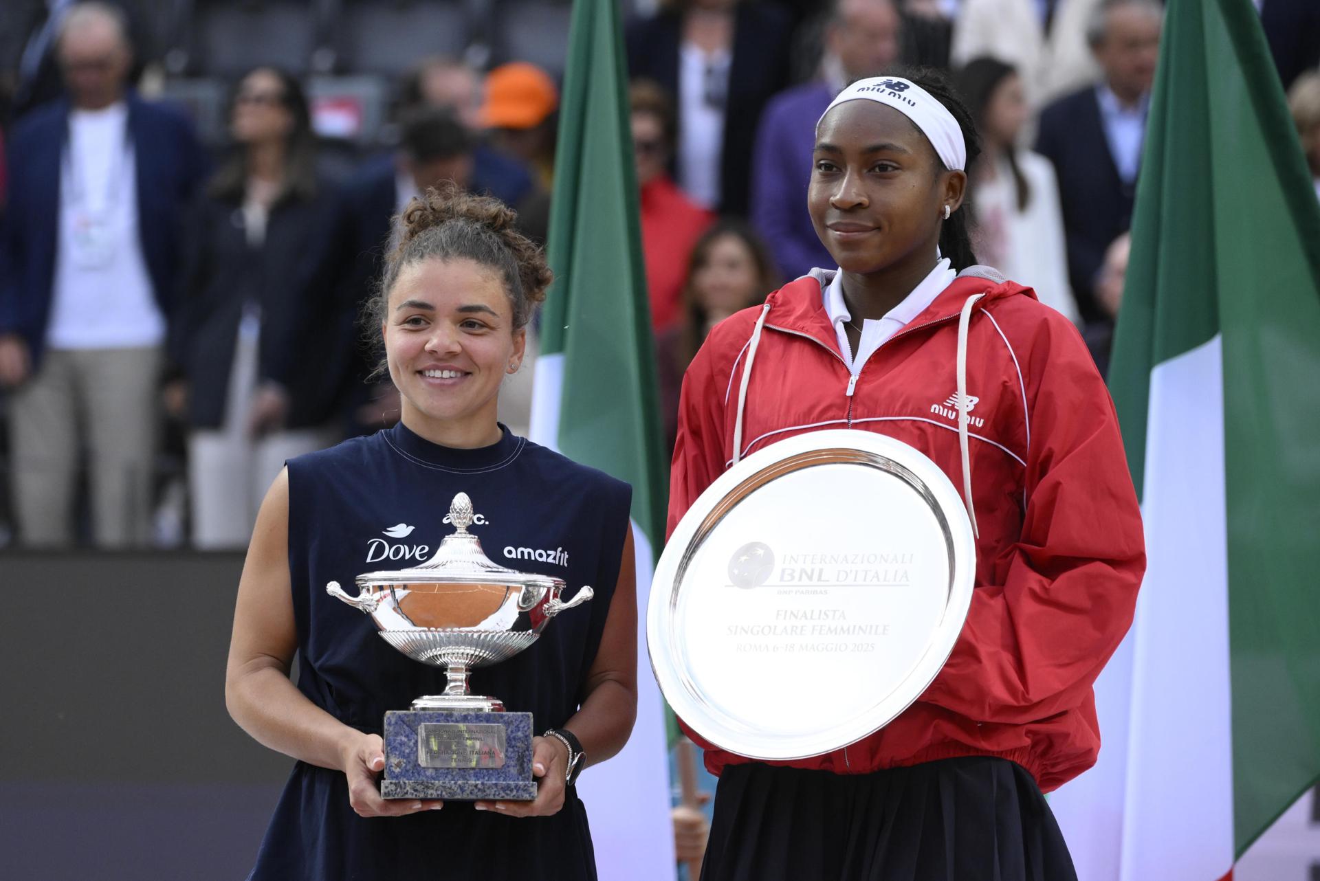Roma (Italy), 17/05/2025.- Jasmine Paolini of Italy (L) and Coco Gauff of the US (R) pose with their trophies after Paolini won their women's singles final tennis match of the Italian Open tennis tournament at Foro Italico sports complex, in Rome, Italy, 17 May 2025. (Tenis, Italia, Roma) EFE/EPA/FABRIZIO CORRADETTI