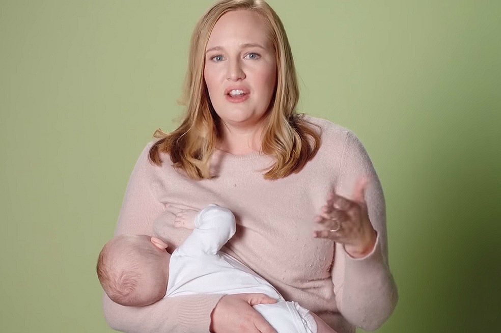 La candidata que promociona su campaña mientras amamanta a su bebé