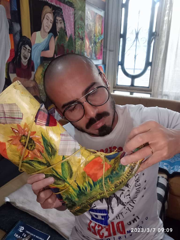 Iván Rincón interviniendo botas.