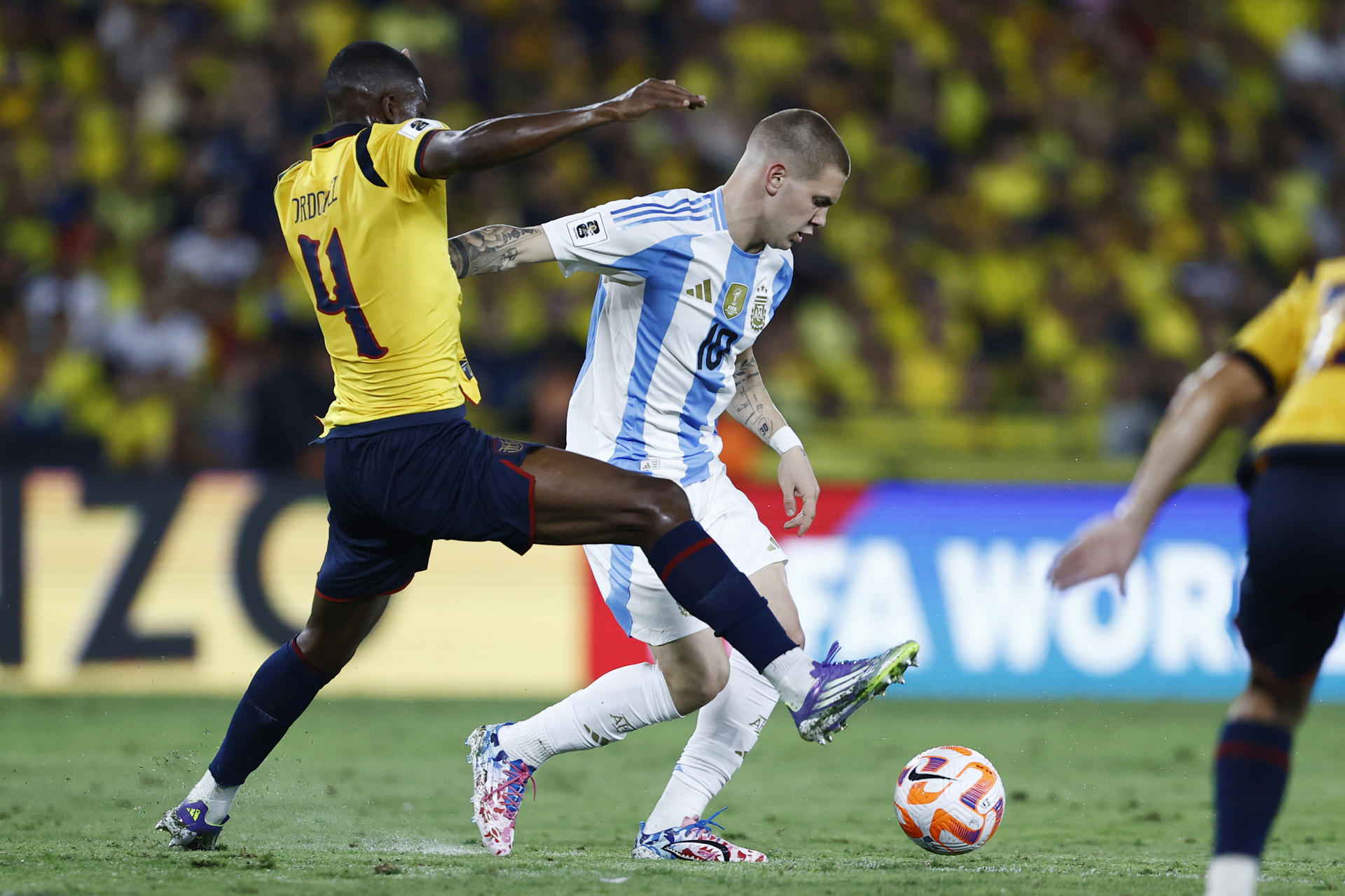 AMDEP3104. GUAYAQUIL (ECUADOR), 09/09/2025.- Joel Ordóñez (i) de Ecuador disputa el balón con Franco Mastantuono de Argentina este martes, en un partido por las eliminatorias a la Copa Mundial 2026 entre Ecuador y Argentina en el Estadio Monumental Banco Pichincha en Guayaquil (Ecuador). EFE/ José Jácome
