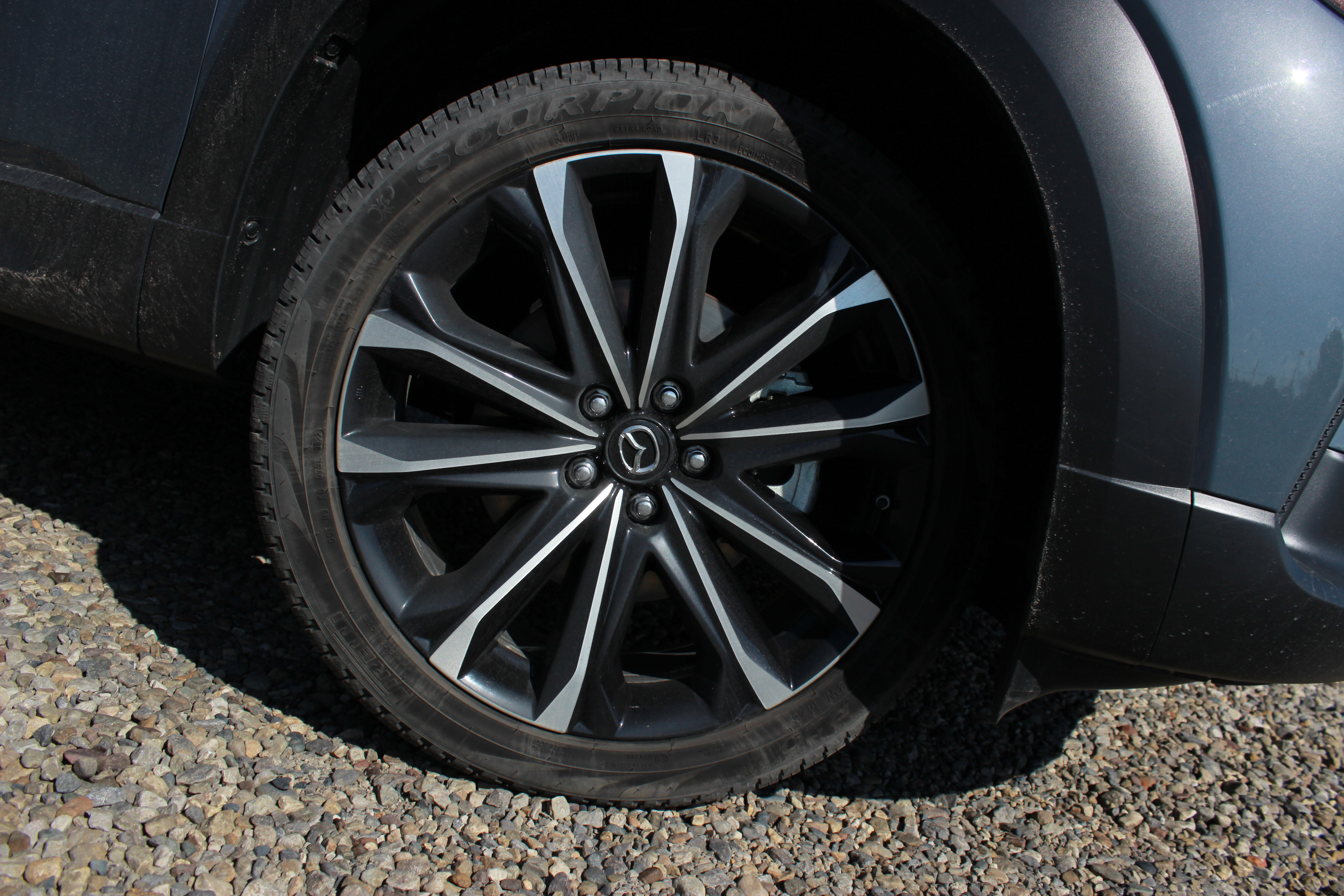 Las llantas para este vehículo son de configuración 245/45 R20.