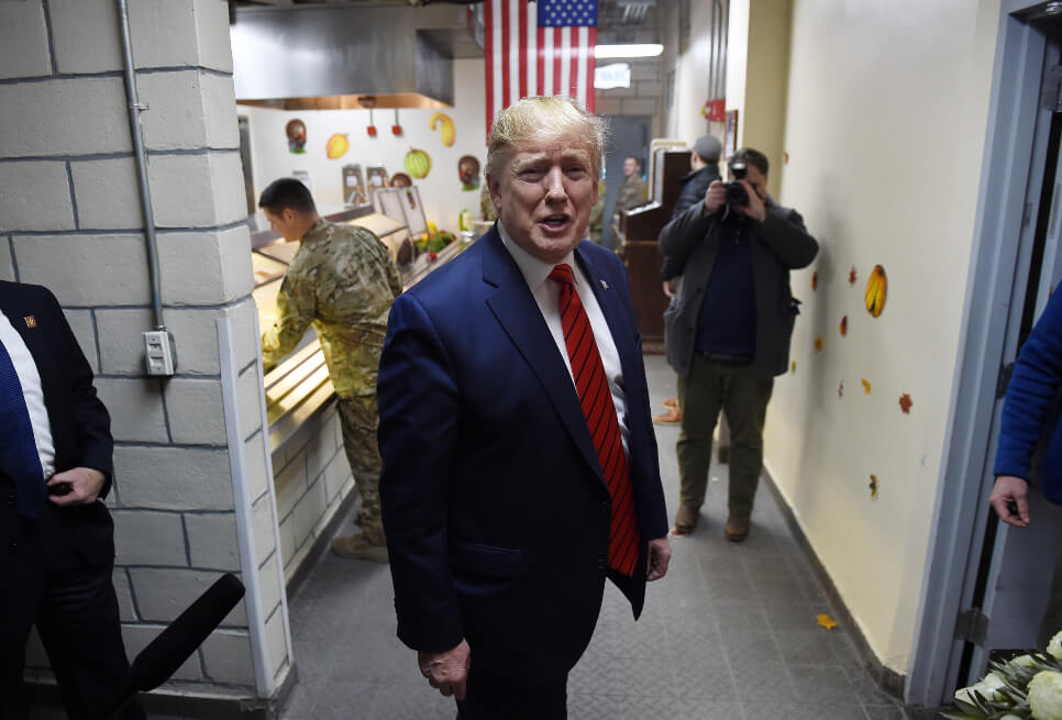 Donald Trump hace visita sorpresa a tropas de EE. UU. en Afganistán