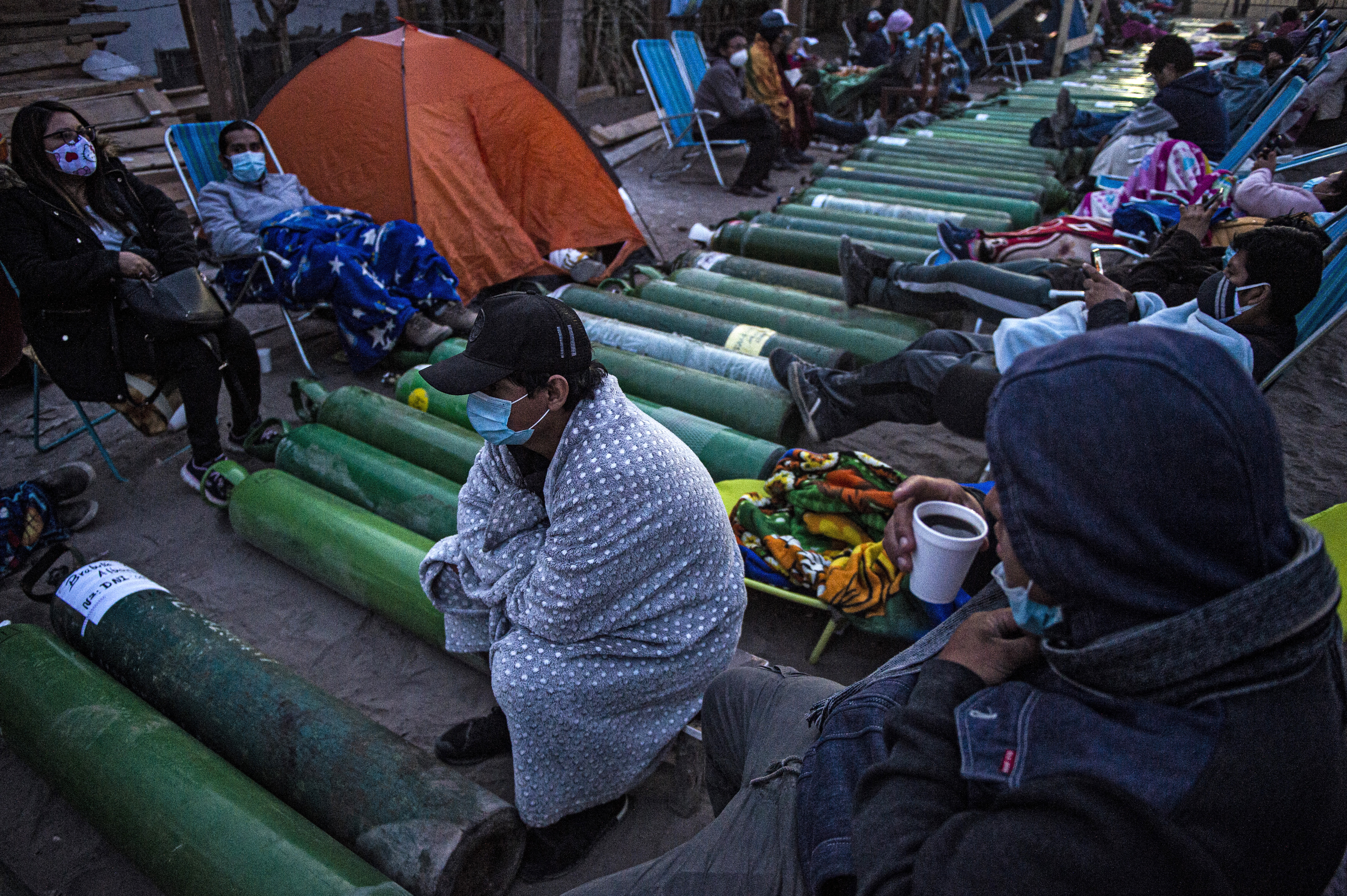 Largas filas y desesperación en un barrio de Lima (Perú) por escasez de oxígeno
