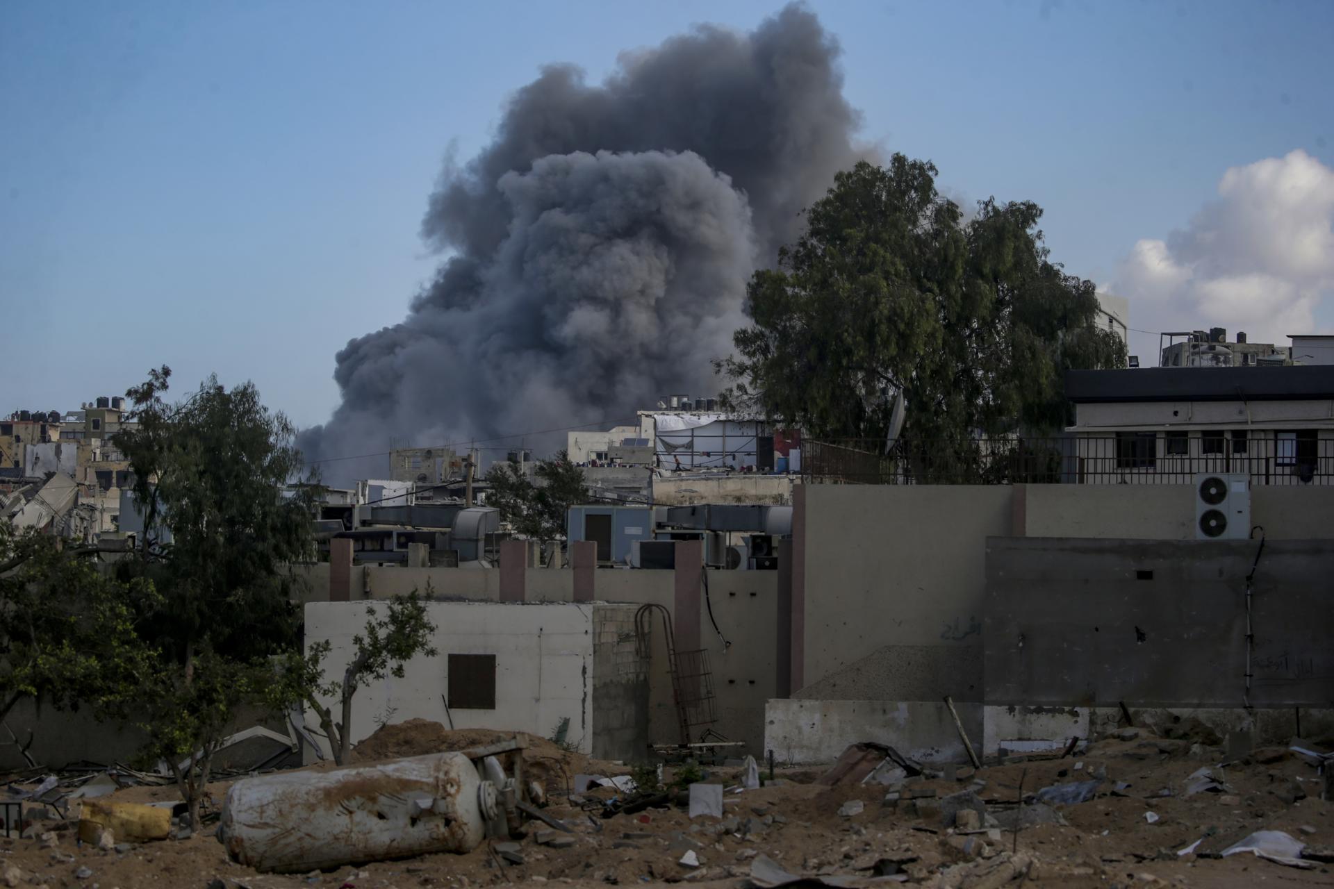 Tras ataques que mataron a 100 personas, Israel dice que reanuda alto al fuego en Gaza