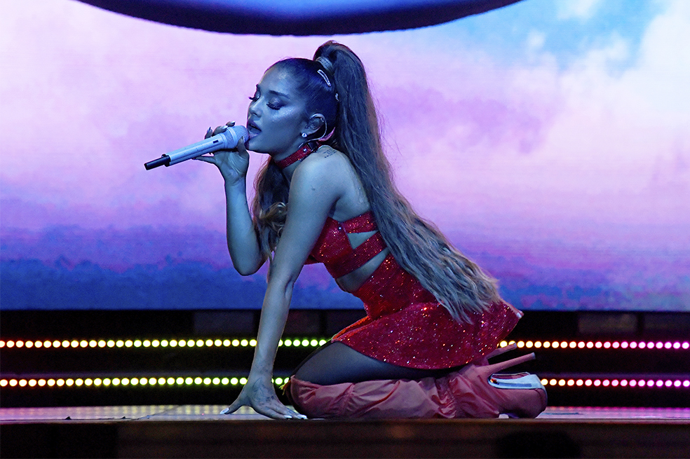 ¡Rubia! Ariana Grande impacta con su drástico cambio de look