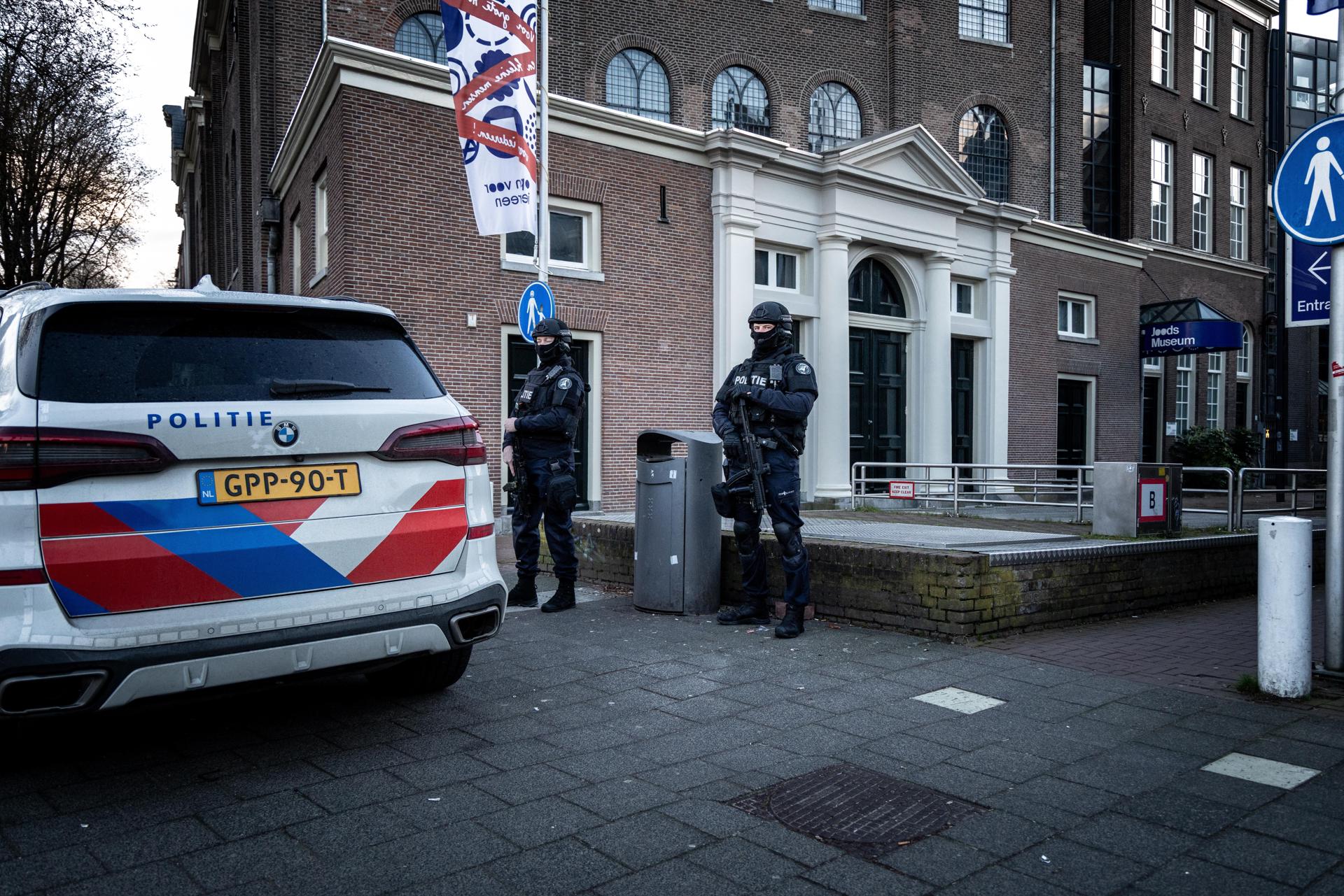 Ataque antisemita en Ámsterdam: explosivo daña escuela judía y detienen sospechosos