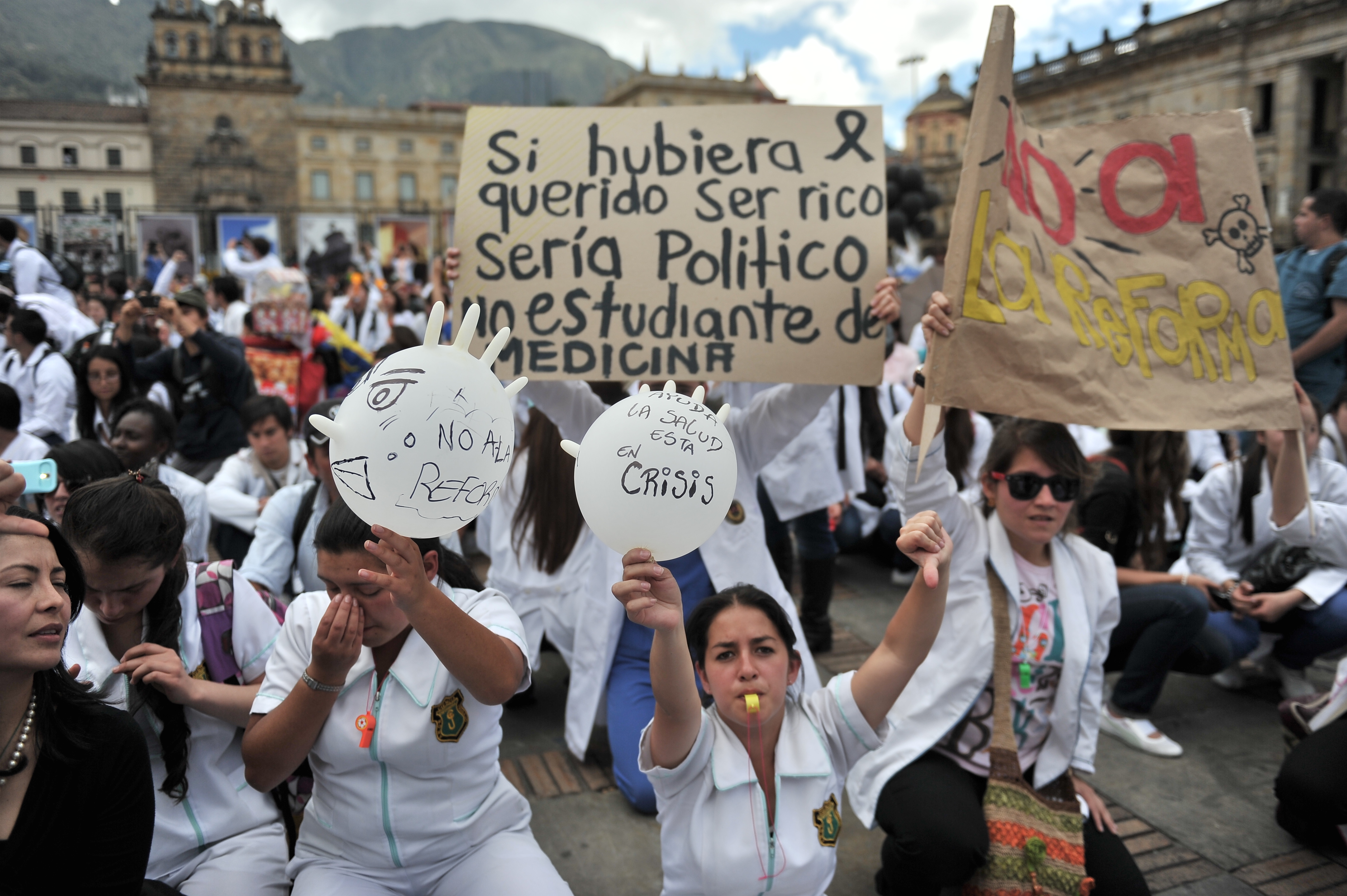 Sin salario y con largas jornadas: estudiantes de Medicina protestan hoy en Bogotá
