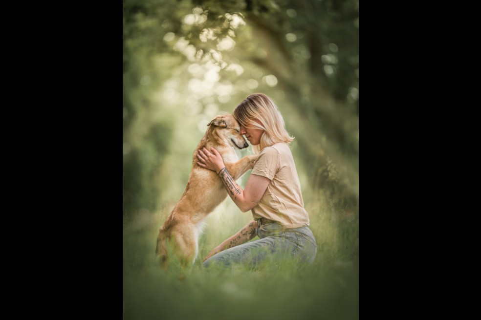 La suiza Moa Näslund ganó el tercer lugar en Perros y Personas con esta fotografía que refleja la conexión de un perro con su dueño.