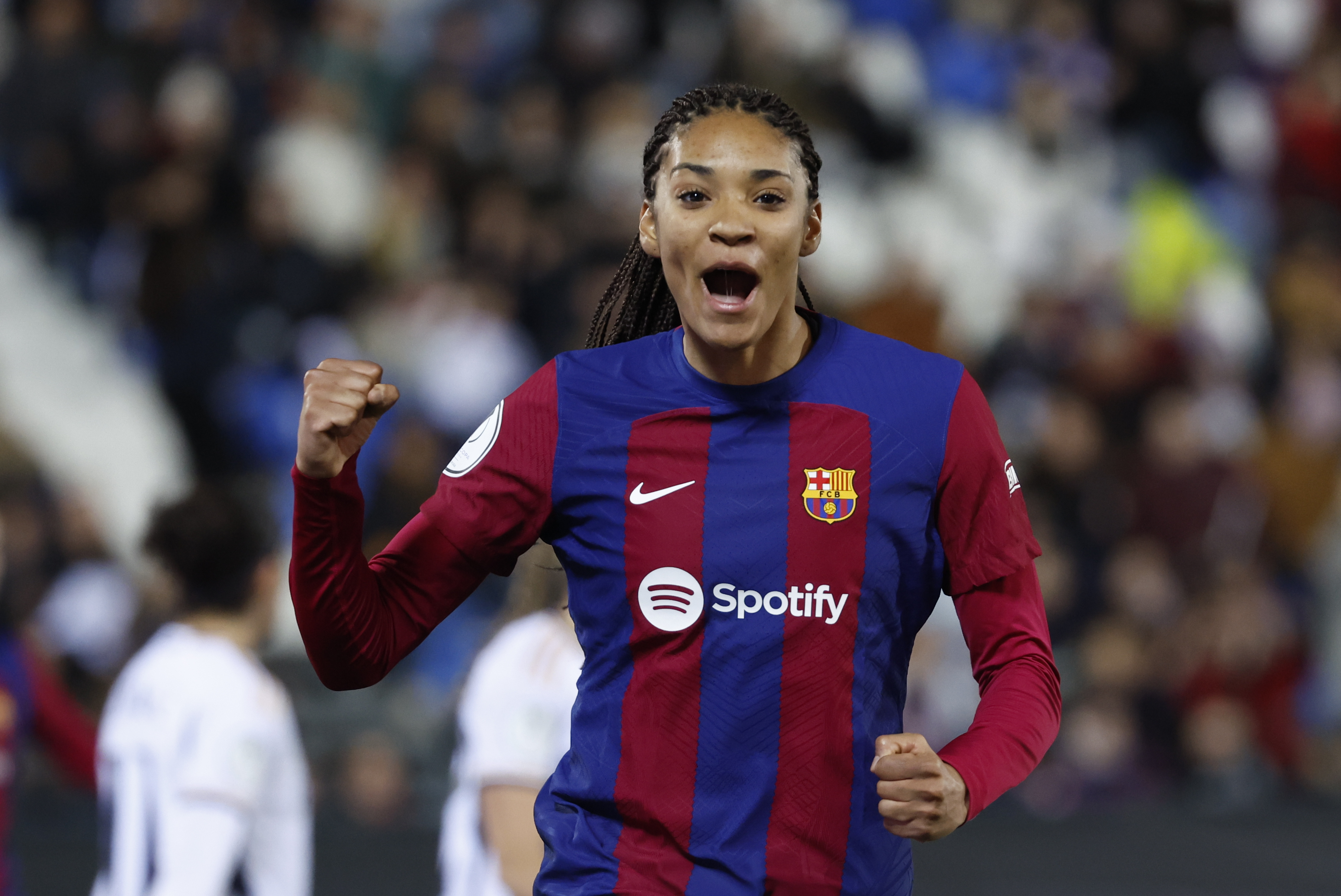 LEGANÉS (MADRID), 17/01/2024.- La delantera del Barcelona Salma Paralluelo celebra el segundo gol de su equipo, durante el partido de semifinales de la Supercopa de España femenina que se disputa este miércoles en el estadio de Butarque, en Leganés. EFE/ Daniel González