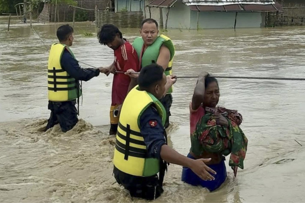 Inundaciones en Nepal e India dejan más de 70 muertos