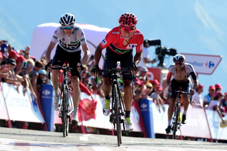 Nairo Quintana pasando por delante de Chris Froome en una de la etapa de la Vuelta 2016. /EFE