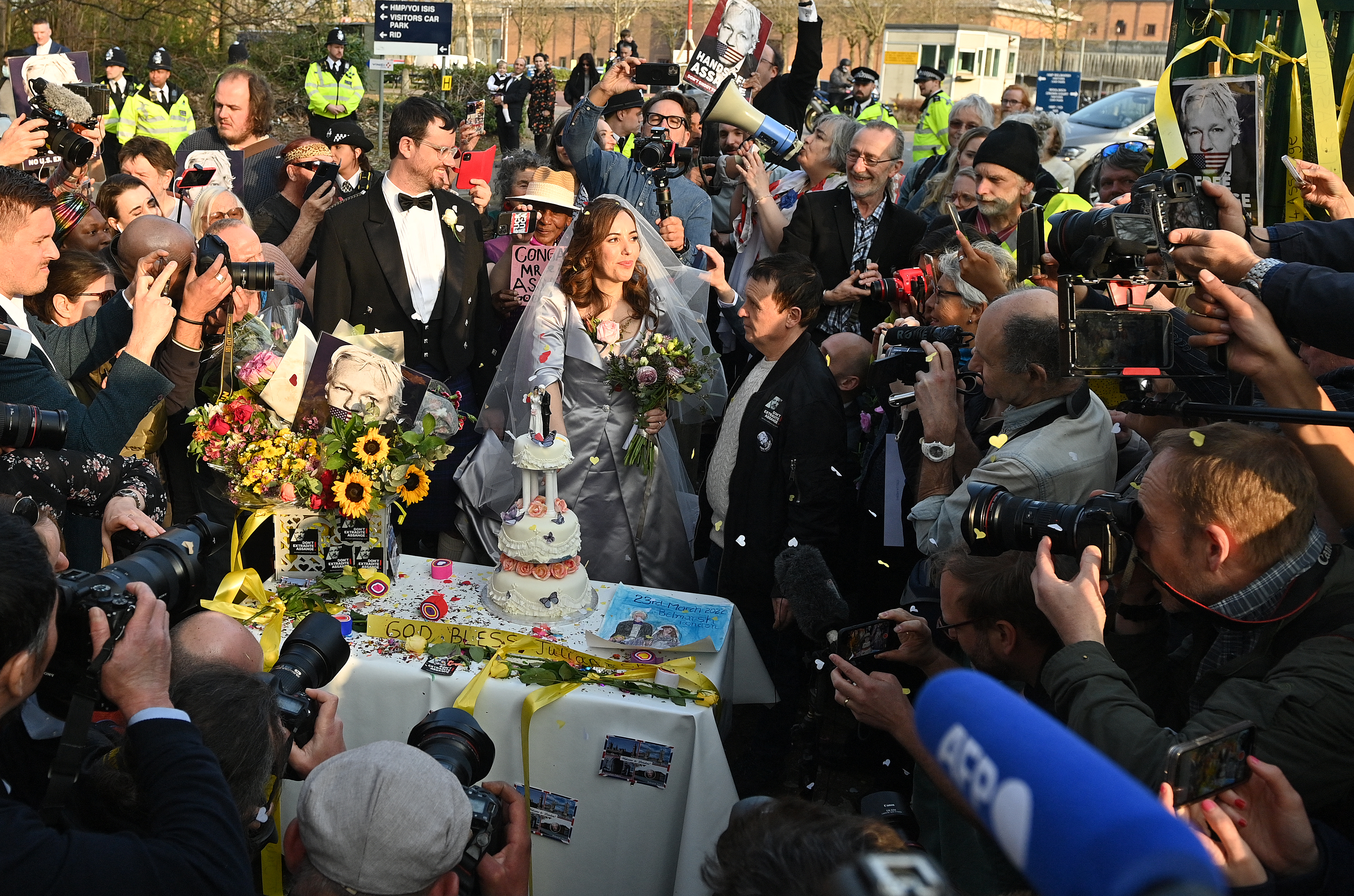 Así fue la boda del fundador de WikiLeaks, Julian Assange, en prisión
