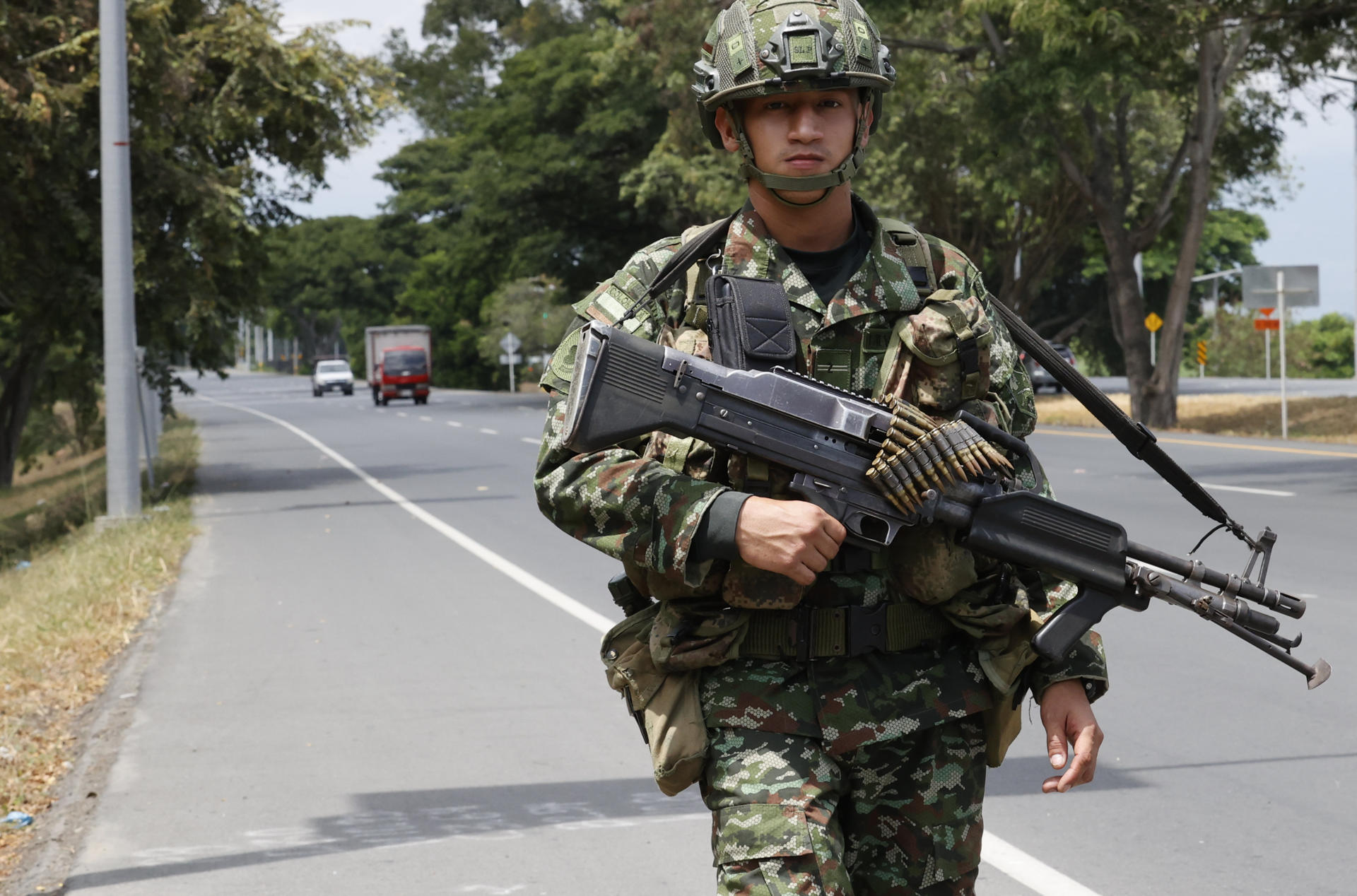 AME6550. CALI (COLOMBIA), 06/08/2026.- Un integrante del Ejército Nacional de Colombia vigila la vía Panamericana este jueves, en Cali (Colombia). El presidente electo de Colombia, Abelardo de la Espriella, asumirá este viernes en Cali (suroeste) el cargo para el periodo 2026-2030 en una ceremonia atípica que se celebrará por primera vez fuera de Bogotá y a la que asistirán el rey Felipe VI de España y al menos ocho presidentes latinoamericanos. EFE/ Mauricio Dueñas Castañeda

