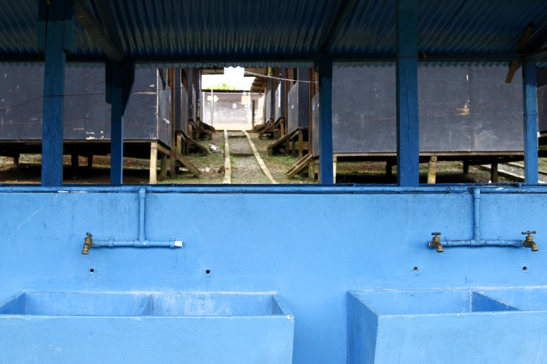 AME7596. LAJAS BLANCAS (PANAMÁ), 14/05/2025.- Fotografía que muestra las instalaciones de una estación migratoria este miércoles, en Lajas Blancas (Panamá). El Gobierno de Panamá cerró la principal estación migratoria a la salida del Darién tras la drástica caída del flujo hacia el Norte de viajeros irregulares, en lo que supone el fin de una crisis humanitaria que se prolongó varios años. EFE/ Moncho Torres