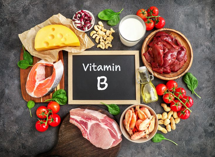 Estas vitaminas se pueden encontrar en alimentos como lentejas, leche, huevos, carne magra, cereales integrales, plátanos, patatas y vegetales de hojas verdes.