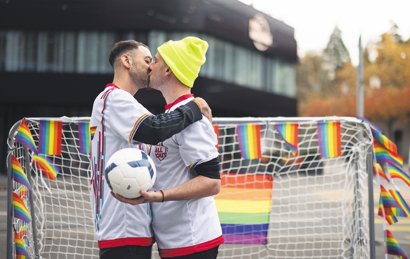Dos protestantes se besan este martes durante una manifestación para concienciar sobre los derechos humanos de las personas LGTBI+ en Catar, enfrente del museo de la FIFA en Zúrich, Suiza. 