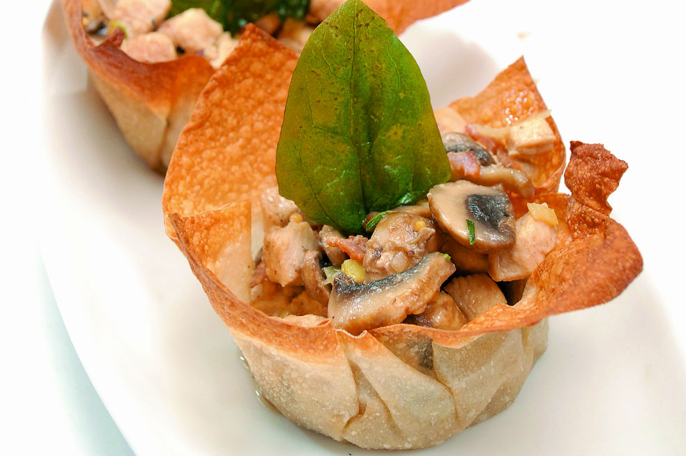 Canastilla de pasta filo rellena de pollo y champiñones