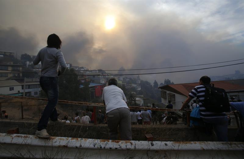 Asciende a 12 cifra de muertos por incendio en Chile