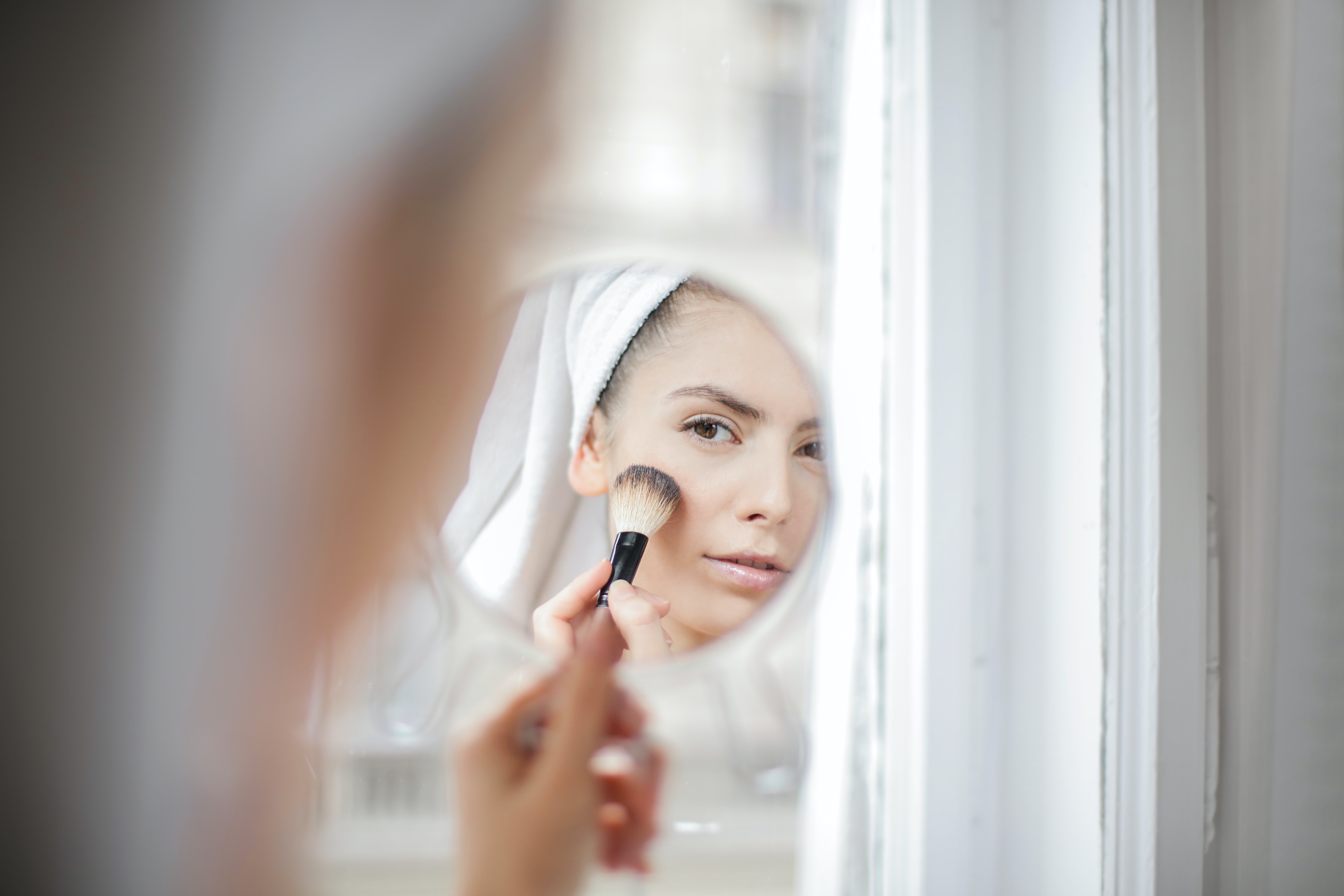 Maquillaje natural: productos básicos para crear un look de día o noche