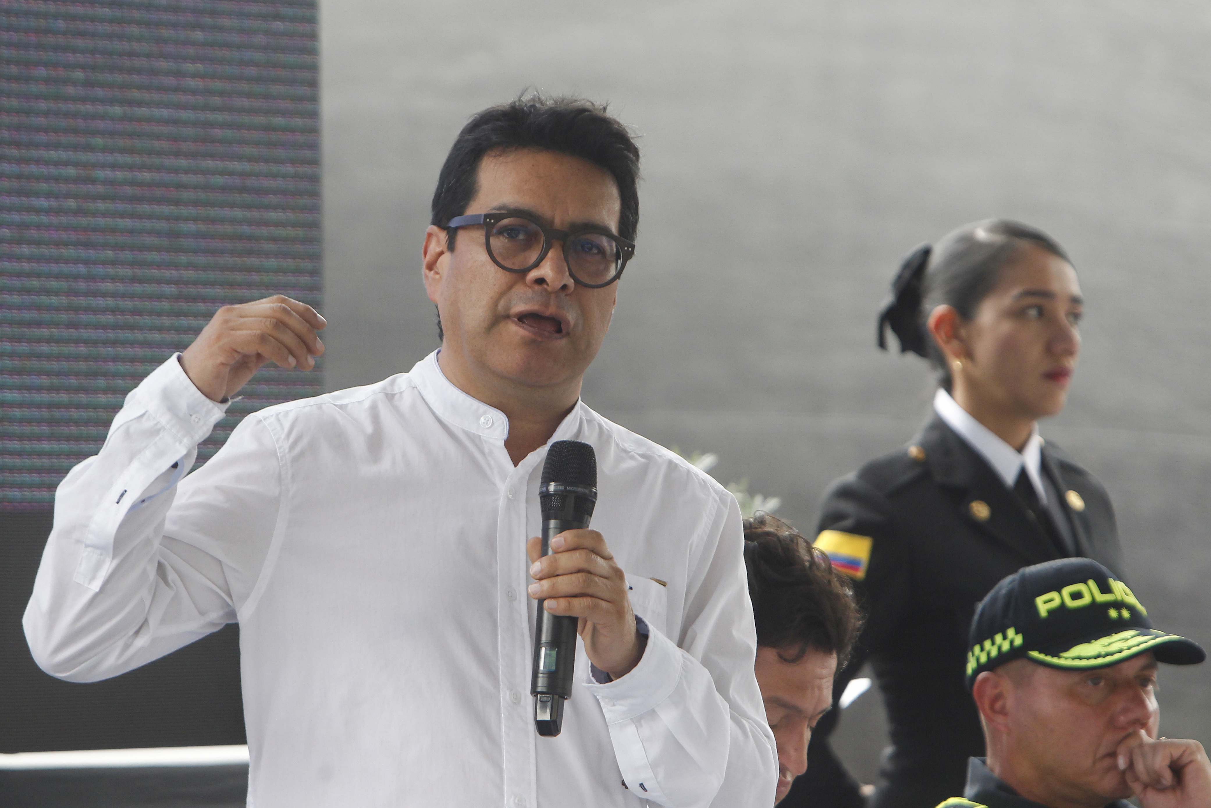 AME3709. ITAGÜÍ (COLOMBIA), 02/06/2023.- El alto comisionado para la Paz de Colombia, Danilo Rueda, habla hoy durante la instalación de una mesa para desarrollar diálogos entre el gobierno colombiano y grupos armados ilegales que operan en Medellín y en el Valle de Aburrá en la cárcel de máxima seguridad La Paz en Itagüí (Colombia). El Gobierno colombiano y cabecillas de grupos armados ilegales que operan en Medellín y en el Valle de Aburrá instalaron este viernes en la cárcel La Paz de Itagüí una mesa de diálogo, enmarcada en la política de la paz total, con el propósito de desmovilizar a más de 12.000 personas y acabar con la guerra en las comunas. EFE/ Luis Eduardo Noriega A.