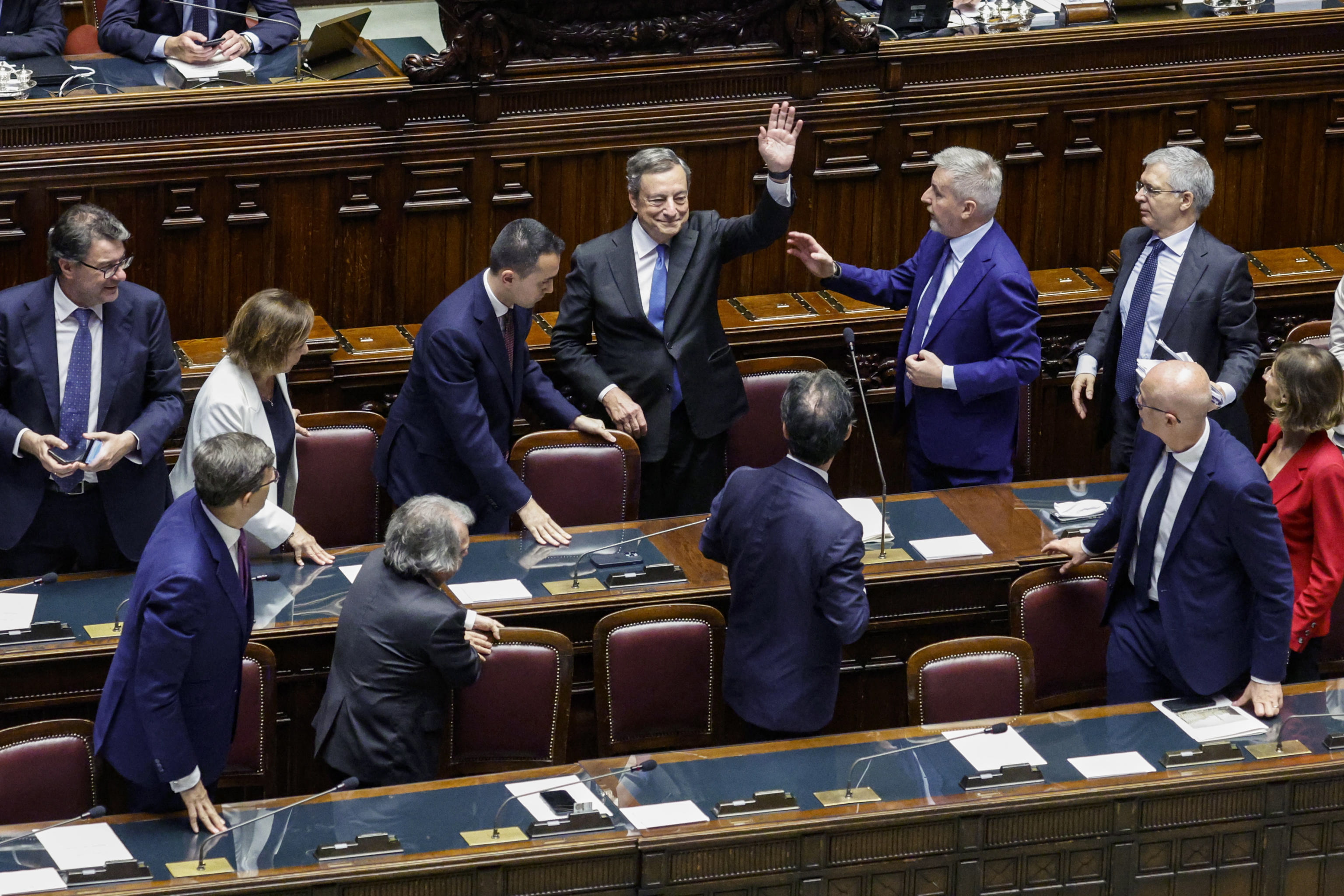 Rome (Italy), 21/07/2022.- Italian Prime Minister Mario Draghi (C) receives applause prior his speech at the Italian Lower House in Rome, Italy, 21 July 2022. The Prime Minister announced in the House chamber at the beginning of the general debate his intention to go to the Quirinal Palace to resign. The previous day, three parties in Draghi's ruling coalition failed to take part in a confidence vote in the Senate on a resolution backing Premier Draghi. The previous week, Italian President Mattarella refused to accept Draghi's resignations following the failure of ruling coalition partner M5S to back the government in a confidence vote. (Italia, Roma) EFE/EPA/FABIO FRUSTACI