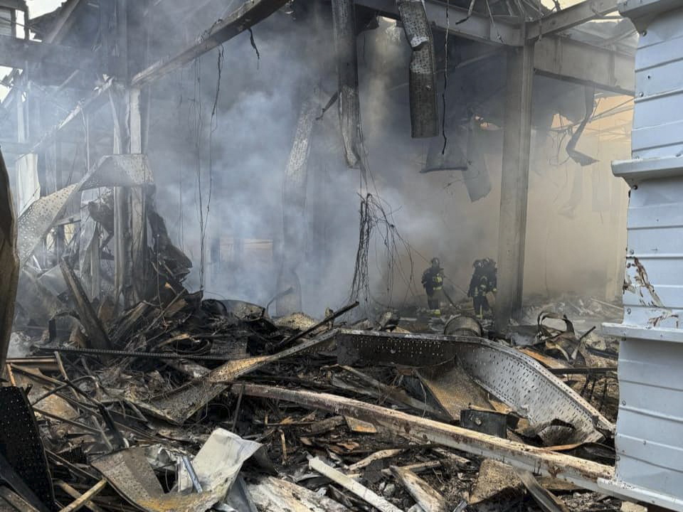 FOTODELDÍA Kostiantynivka (UCRANIA), 09/08/2024.- Bomberos trabajan entre los restos de un centro comercial que fue bombardeado por Rusia en Kostiantynivka, en la región ucraniana de Donetsk, este viernes. Al menos 10 personas han muerto y 35 han resultado heridas. EFE/Gobierno de Donetsk / ***SOLO USO EDITORIAL/SOLO DISPONIBLE PARA ILUSTRAR LA NOTICIA QUE ACOMPAÑA (CRÉDITO OBLIGATORIO)***