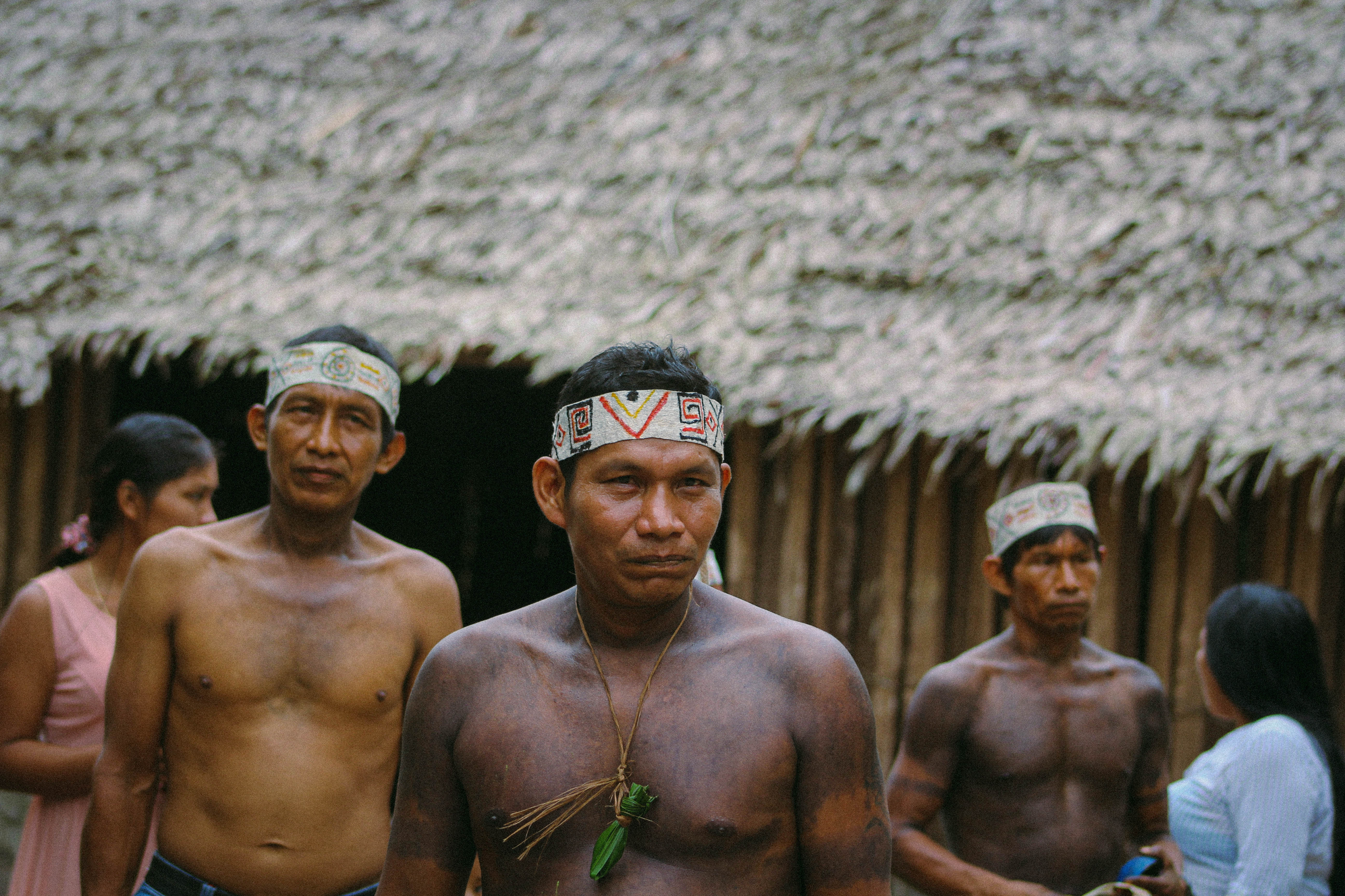 En la extensión de la Amazonía se encuentras 26 comunidades indígenas originarias, entre ellas, están los indígenas Muinane: hijos del tabaco, la coca y la yuca dulce. Quienes habitan en los departamentos de Amazonas, Putumayo y Caquetá. Para ellos, la maloca, la chagra, el mambe y las tradiciones orales son una representación de su cultura y su conexión con la naturaleza y la espiritualidad.