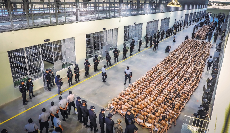 El Salvador: el balance y las denuncias tras seis meses de la megacárcel de Bukele