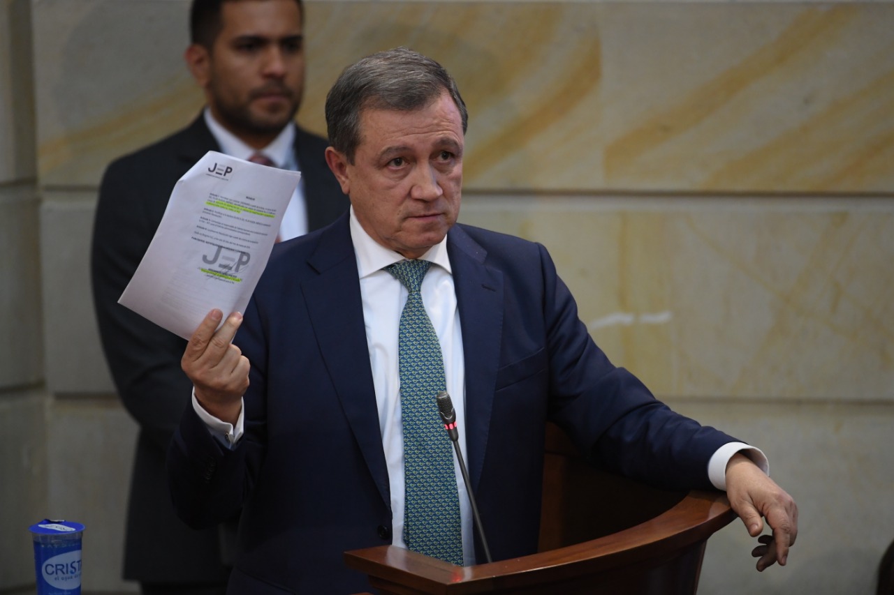 Macías arguyó que su recusación contra Cepeda tenía fundamento porque la esposa del senador era funcionaria de la JEP.Cristian Garavito - El EspectadorFue en ese momento en que la oposición volvió a alzar la voz, para que no se utilizaran más “prácticas dilatorias” La senadora Angélica Lozano, de la Alianza Verde, le dijo a Paredes que su propuesta no era conveniente, pues ya se había perdido mucho tiempo y que lo que se debía hacer era empezar a debatir las dos ponencias que tratan sobre la sustancia de la estatutaria de la JEP. Por su parte, Alexander López, del Polo, y Antonio Sanguino, de los verdes, también exigieron que se iniciara la votación.