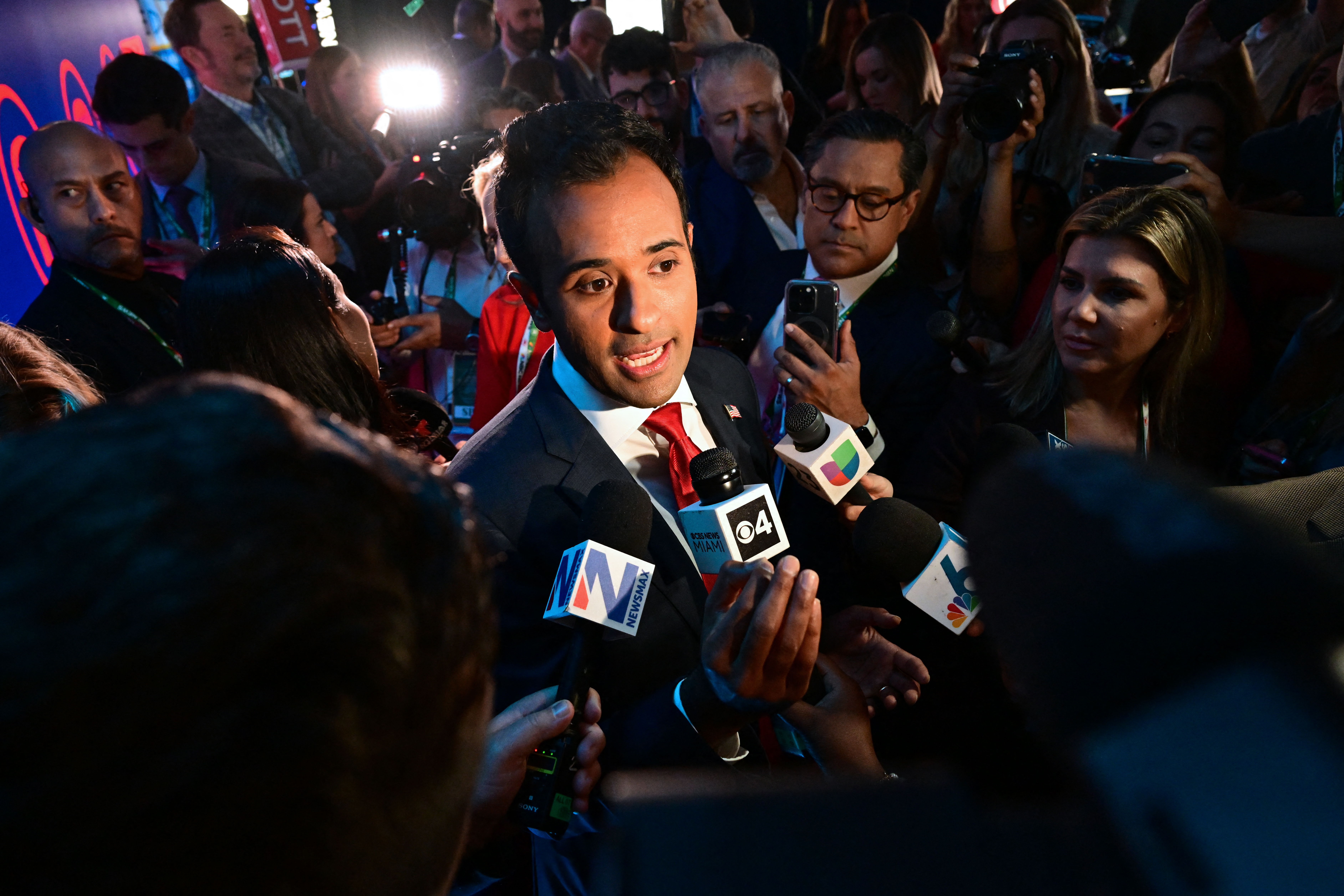 El empresario Vivek Ramaswamy habla con los miembros de los medios de comunicación en la sala de spinning tras el tercer debate de las primarias presidenciales republicanas.