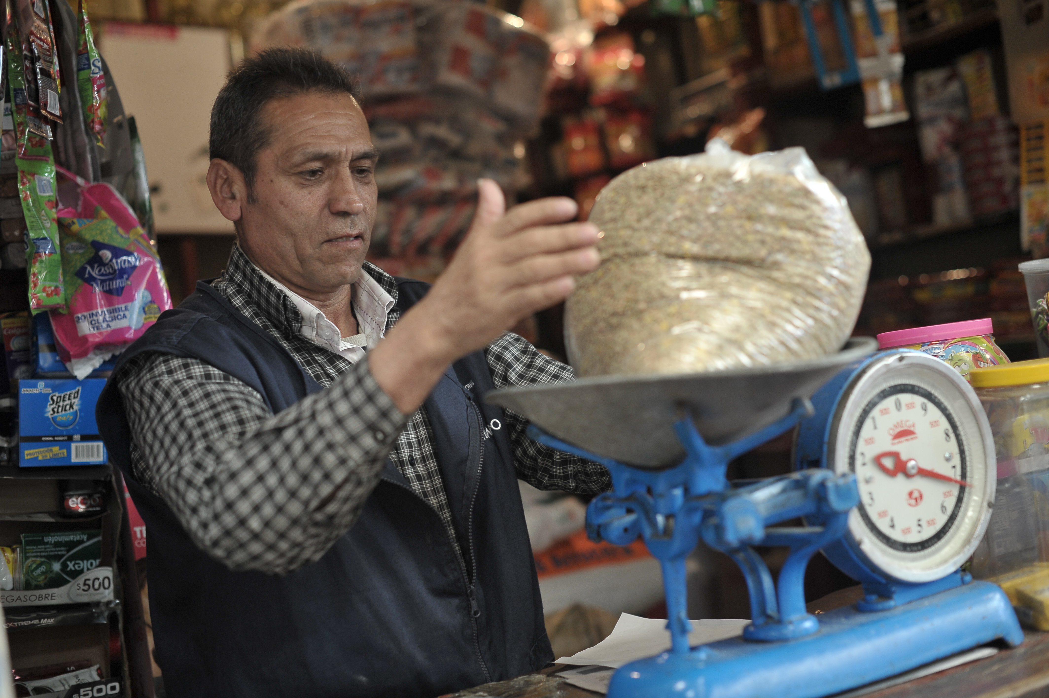 Aspectos de esta plaza de mercado: Puestos de comida, venta de hortalizas, legumbres entre otros.