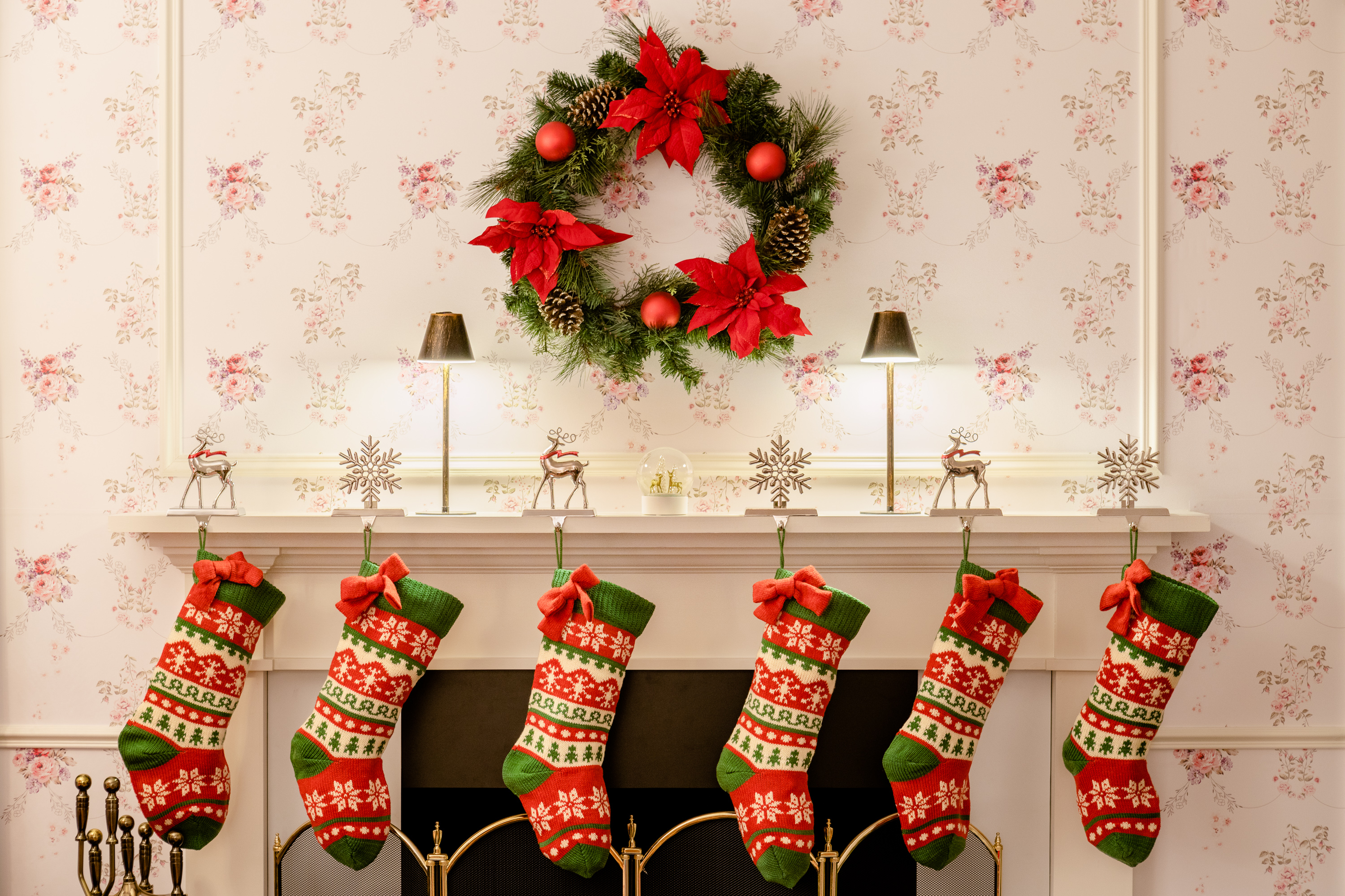 La casa de "Mi Pobre Angelito" ofrece un acogedor lugar con luces navideñas para celebrar la temporada.