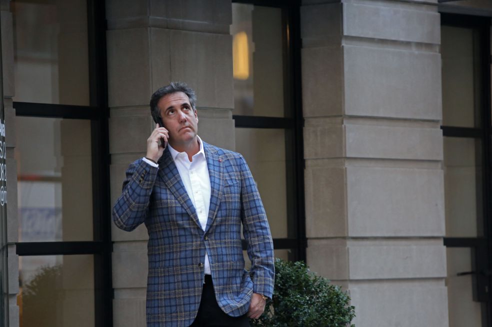 Exabogado de Trump admite que pagó para manipular encuestas en campaña electoral