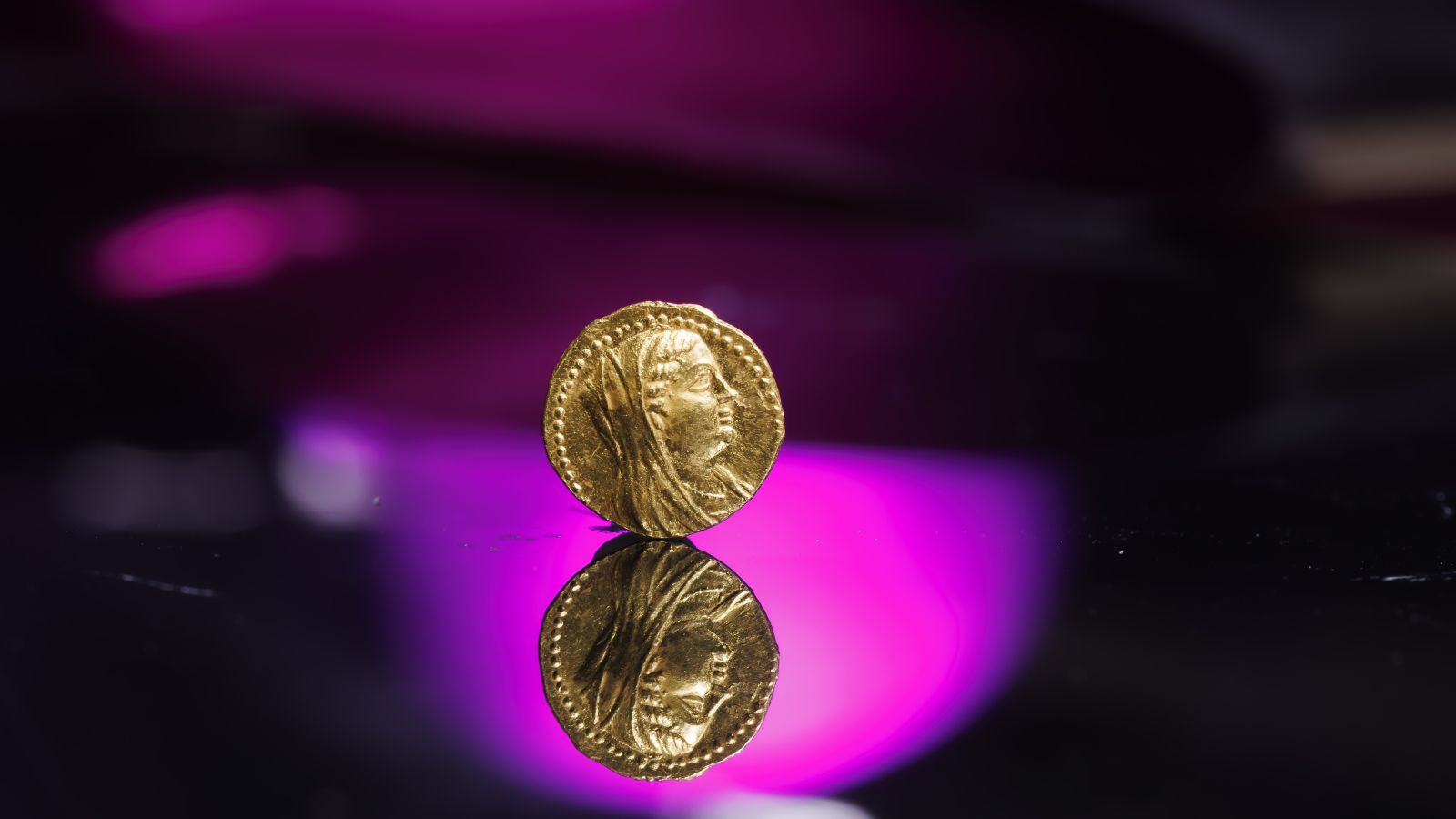 Descubren en Jerusalén rara moneda de oro con la imagen de conocida reina egipcia