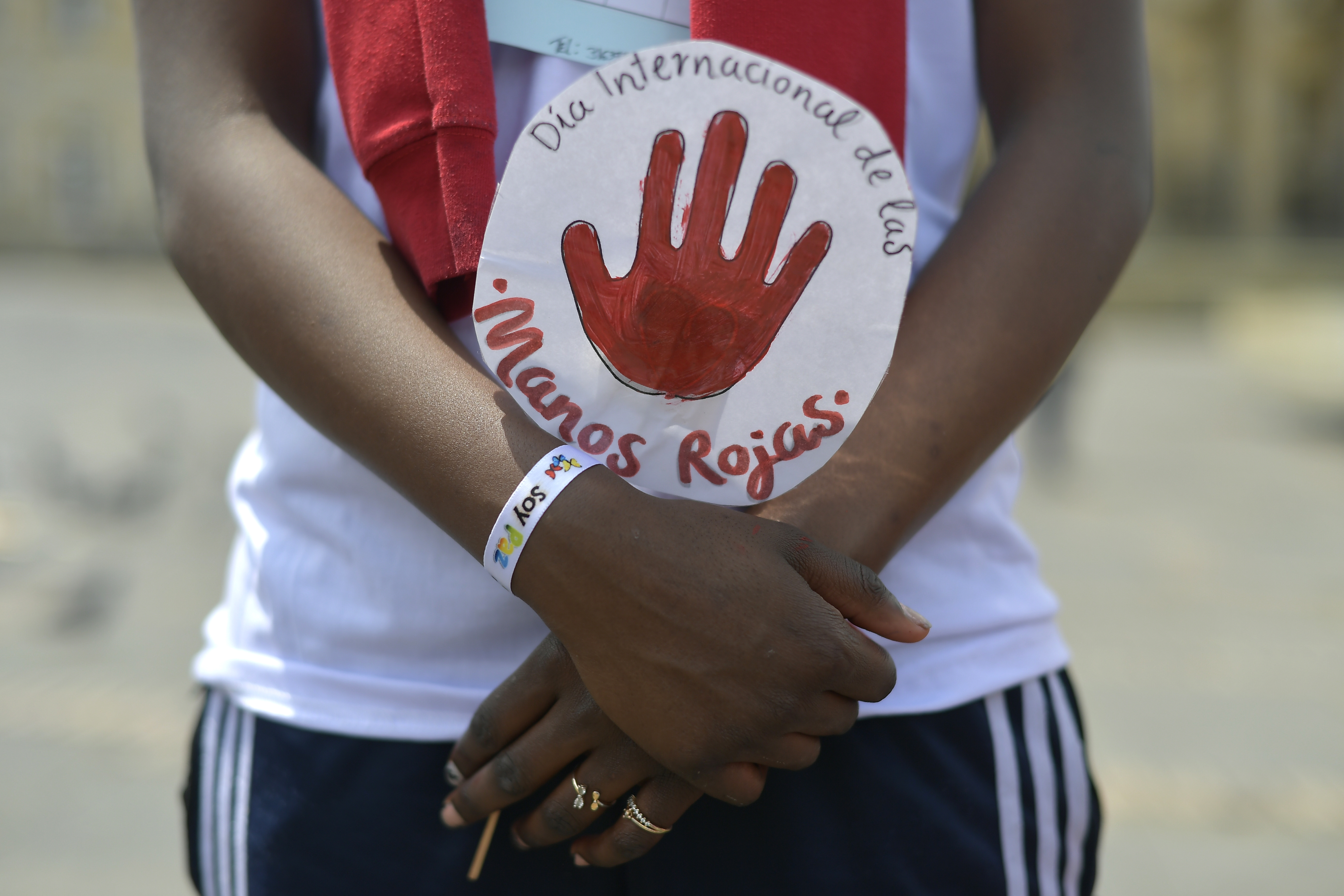 Conmemoración del 'Día de las Manos Rojas' en la Plaza de Bolívar, una fecha que simboliza el rechazo global al reclutamiento y utilización de niñas, niños y adolescentes en el conflicto armado.