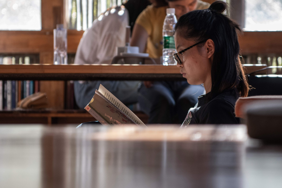 ¿Por qué los padres chinos se mudan con sus hijos para la universidad?